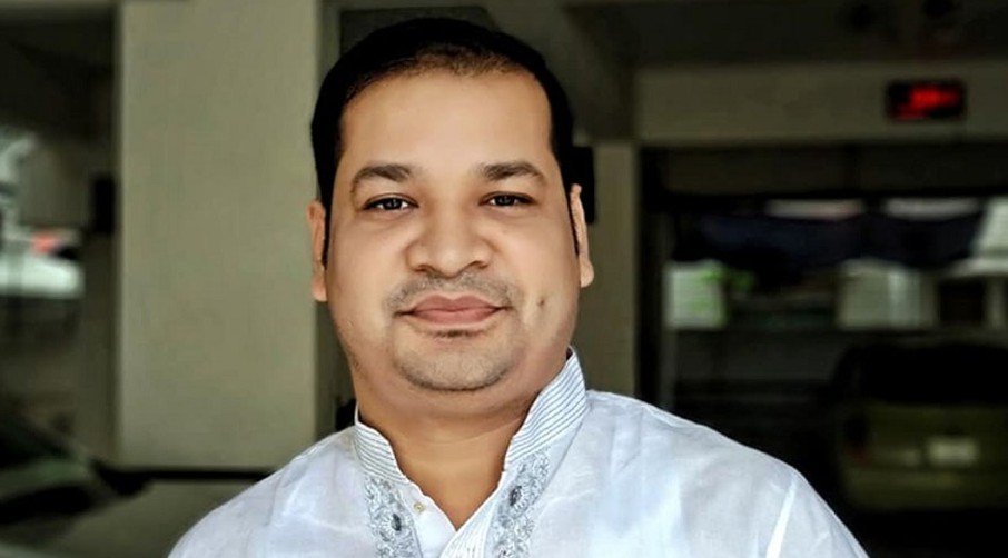 ওসমান হাদিকে হত্যার নির্দেশদাতা কে এই বাপ্পি? তাইজুল ইসলাম চৌধুরী বাপ্পির নির্দেশে ইনকিলাব মঞ্চের মুখপাত্র শরিফ ওসমান হাদিকে গুলি করে হত্যা করা হয়েছিল। এই তথ্য প্রকাশের পর থেকে বাপ্পিকে নিয়ে সমালোচনা ও আলোচনা চলছে। পরিবহনে চাঁদাবাজি, গার্মেন্টসের ঝুট কাপড়, ডিশ ও ইন্টারনেট ব্যবসার নিয়ন্ত্রণ, ফুটপাত-সড়কে অস্থায়ী বাজার বসিয়ে কোটি কোটি টাকার মালিক হয়েছেন তাইজুল ইসলাম চৌধুরী বাপ্পি। তিনি বিলাসবহুল গাড়িতে চলাফেরা করেন এবং সামনে-পেছনে মোটরসাইকেল ও প্রাইভেটকারের বহর থাকে। প্রভাব ও প্রতিপত্তিতে পল্লবীর অন্যদের ছাড়িয়ে যাওয়া এই ব্যক্তি ঢাকা উত্তর সিটি করপোরেশনের (ডিএনসিসি) ৬ নম্বর ওয়ার্ডের কাউন্সিলর। এক সময় এলাকার মানুষ তাকে পরিচিত ছিলেন ‘ঝুট বাপ্পি’ নামে, এখন ‘পল্লবীর জমিদার’ নামে ডাকা হয়। ঢাকার কর অঞ্চল-৩, সার্কেল-৪৯-এর নিবন্ধিত করদাতা বাপ্পি। ২০২০ সালের ফেব্রুয়ারিতে নির্বাচনের সময় তিনি মিল্ক ভিটা রোডে ৭০০ বর্গফুটের সেমি-পাকা টিনশেড বাড়ির মালিক ছিলেন। বর্তমানে সেখানে তিনতলা ভবন ‘চৌধুরী ভিলা’ নির্মিত হয়েছে। গাড়ির মধ্যে হ্যারিয়ার জিপ ব্যবহার করেন এবং পরিবারের আরও তিনটি গাড়ি রয়েছে। ব্যবসায়িকভাবে তিনি স্মার্ট ফ্যাশন প্রতিষ্ঠানের মালিক এবং ৫০ বিঘা জমির ওপর মেসার্স চৌধুরী অ্যান্ড খান ব্রিকস নামে ব্রিকফিল্ড পরিচালনা করছেন। রাজনৈতিক জীবনে বাপ্পি ২০১২ সালে ওয়ার্ড যুবলীগের সাধারণ সম্পাদক হন। ২০১৪ সালে পল্লবী থানা যুবলীগের সভাপতি হন। বর্তমানে তিনি ঢাকা মহানগর উত্তর যুবলীগের সাংগঠনিক সম্পাদক হিসেবে দায়িত্ব পালন করছেন। জনপ্রতিনিধি হওয়ার পাশাপাশি দলীয় পদবিও তাকে ক্ষমতাশালী করে তুলেছে। ২০১৯ সালে দেশে ক্যাসিনোবিরোধী অভিযান চলাকালে বাপ্পির সম্পদের হিসাব তলব করা হয়। রাজনৈতিক কর্মকাণ্ডে বিতর্কিত এই কাউন্সিলর ২০২১ সালের ৯ ডিসেম্বর ছাত্রদের ওপর নির্যাতনের ঘটনায় যুবলীগ থেকে বহিষ্কৃত হন, পরে বহিষ্কারাদেশ প্রত্যাহার করা হয়। এদিকে মঙ্গলবার বিকেলে ডিএমপি মিডিয়া সেন্টারে এক সংবাদ সম্মেলনে ঢাকা মহানগর গোয়েন্দা (ডিবি) পুলিশের অতিরিক্ত পুলিশ কমিশনার মো. শফিকুল ইসলাম জানান, যুবলীগ নেতা ও মিরপুরের ওয়ার্ড কাউন্সিলর তাইজুল ইসলাম চৌধুরী বাপ্পির নির্দেশে শরিফ ওসমান হাদিকে গুলি করে হত্যা করা হয়। হাদি হত্যা মামলার অভিযোগপত্র আদালতে জমা দেওয়া হয়েছে। পুলিশ জানিয়েছে, আওয়ামী লীগ ও ছাত্রলীগের বিরুদ্ধে বক্তব্য রাখায় হাদিকে হত্যার পরিকল্পনা করা হয়েছিল। এই মামলায় পলাতক ফয়সাল করিম মাসুদসহ ১৭ জনের বিরুদ্ধে চার্জশিট দাখিল করা হয়েছে, যার মধ্যে ১২ জনকে গ্রেপ্তার করা হয়েছে। গত ১২ ডিসেম্বর দুপুরে রাজধানীর পল্টনের বিজয়নগর এলাকায় মোটরসাইকেলে আসা দুই যুবক শরিফ ওসমান হাদিকে মাথায় গুলি করে পালিয়ে যায়। পরে তাকে ঢাকা মেডিকেল কলেজ (ঢামেক) হাসপাতালে নেওয়া হয় এবং পরবর্তীতে পরিবারের সিদ্ধান্তে এভারকেয়ার হাসপাতালে স্থানান্তর করা হয়। এরপর উন্নত চিকিৎসার জন্য ১৫ ডিসেম্বর তাকে সিঙ্গাপুরে নেওয়া হয়। চিকিৎসাধীন অবস্থায় ১৮ ডিসেম্বর মোস্তাফিজ মারা যান।