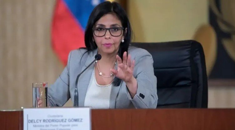 **ভেনেজুয়েলার অন্তর্বর্তী প্রেসিডেন্ট হিসেবে ডেলসি রদ্রিগেজের দায়িত্ব** ভেনেজুয়েলার ভাইস প্রেসিডেন্ট ডেলসি রদ্রিগেজকে অন্তর্বর্তী প্রেসিডেন্ট হিসেবে দায়িত্ব পালনের অনুমোদন দিয়েছে দেশটির সুপ্রিম কোর্ট। প্রেসিডেন্ট নিকোলাস মাদুরোকে যুক্তরাষ্ট্র আটক করে দেশের বাইরে নিয়ে যাওয়ার পর এ সিদ্ধান্ত নেওয়া হয়। রোববার (৪ জানুয়ারি) বিবিসির এক প্রতিবেদনে এ তথ্য জানানো হয়েছে। আদালতের রায়ে বলা হয়, প্রশাসনিক কার্যক্রমের ধারাবাহিকতা বজায় রাখা এবং রাষ্ট্রের নিরাপত্তা নিশ্চিত করার স্বার্থে ডেলসি রদ্রিগেজকে অন্তর্বর্তী প্রেসিডেন্ট হিসেবে দায়িত্ব দেওয়া প্রয়োজন। প্রেসিডেন্টের অনুপস্থিতিতে রাষ্ট্র পরিচালনা, সার্বভৌমত্ব রক্ষা এবং আইনগত কাঠামো নির্ধারণে ভবিষ্যতে আরও আলোচনা ও পর্যালোচনা করা হবে বলেও রায়ে উল্লেখ করা হয়। এই সিদ্ধান্তের মাধ্যমে আপাতত ভেনেজুয়েলায় অন্তর্বর্তী নেতৃত্বের কাঠামো কার্যকর হলো। এর আগে মার্কিন প্রেসিডেন্ট ডোনাল্ড ট্রাম্প দাবি করেন, ডেলসি রদ্রিগেজ যুক্তরাষ্ট্রের প্রস্তাব অনুযায়ী সহযোগিতা করলে ভেনেজুয়েলায় মার্কিন সেনা মোতায়েনের প্রয়োজন হবে না। নিউইয়র্ক পোস্টের এক সাংবাদিকের প্রশ্নের জবাবে ট্রাম্প জানান, রদ্রিগেজের সঙ্গে একাধিকবার তাঁর কথা হয়েছে এবং তিনি বর্তমান পরিস্থিতি উপলব্ধি করছেন। ট্রাম্প আরও বলেন, ডেলসি রদ্রিগেজ ইতোমধ্যে ভেনেজুয়েলার অন্তর্বর্তী প্রেসিডেন্ট হিসেবে শপথ নিয়েছেন এবং মার্কিন পররাষ্ট্রমন্ত্রী মার্কো রুবিওর সঙ্গে কাজ করতে সম্মত হয়েছেন। নিকোলাস মাদুরো আটক হওয়ার পর ভেনেজুয়েলার ক্ষমতা কার হাতে থাকবে—এ নিয়ে আন্তর্জাতিক অঙ্গনে ব্যাপক আলোচনা শুরু হয়েছে। এ প্রসঙ্গে ট্রাম্প বলেন, যুক্তরাষ্ট্রের শর্ত মানা হলে সরাসরি সামরিক হস্তক্ষেপের প্রয়োজন হবে না।