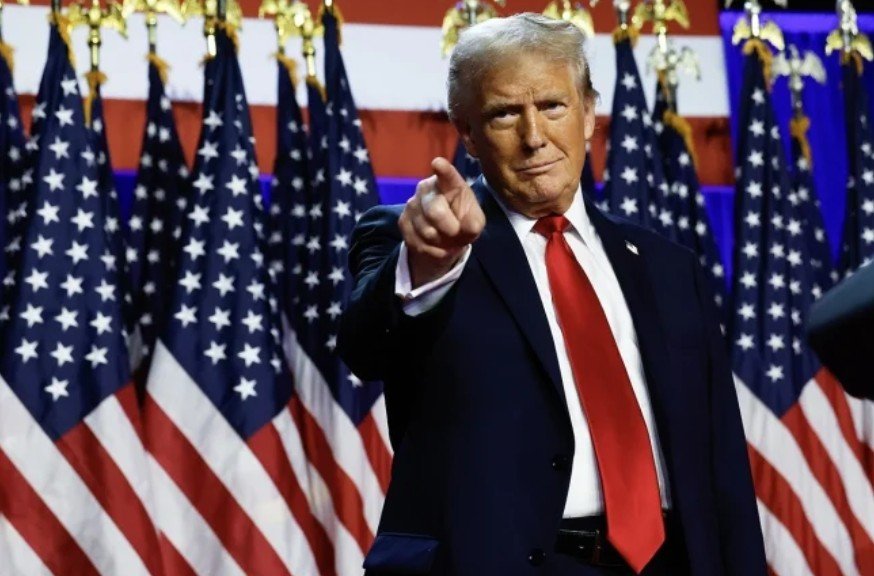 ইরানে হামলার ছক চূড়ান্ত? ট্রাম্প প্রশাসনের সম্ভাব্য লক্ষ্য কারা ওয়াশিংটন ও মধ্যপ্রাচ্যজুড়ে নতুন করে বাড়ছে সামরিক উত্তেজনা। যুক্তরাষ্ট্রের প্রেসিডেন্ট ডোনাল্ড ট্রাম্পের সাম্প্রতিক আক্রমণাত্মক অবস্থান এবং স্বল্পমেয়াদি সামরিক অভিযানের কৌশল ইরানসহ একাধিক দেশে অস্থিরতা বাড়িয়ে তুলেছে। বিশ্লেষকদের মতে, দীর্ঘস্থায়ী যুদ্ধ ও ব্যাপক সেনা মোতায়েনের পরিবর্তে দ্রুত আঘাত হেনে লক্ষ্য পূরণের নীতিই এখন ট্রাম্প প্রশাসনের মূল কৌশল। এই নীতির সাম্প্রতিক উদাহরণ হিসেবে ভেনেজুয়েলার ঘটনা উল্লেখ করছেন আন্তর্জাতিক পর্যবেক্ষকরা। দেশটিতে মার্কিন অভিযানে বড় ধরনের অভ্যন্তরীণ বা আন্তর্জাতিক প্রতিরোধ না থাকায় ট্রাম্প প্রশাসন আরও আত্মবিশ্বাসী হয়ে উঠেছে। এরই ধারাবাহিকতায় এবার যুক্তরাষ্ট্রের নজর ইরানের দিকে ঘুরছে বলে ধারণা করা হচ্ছে। ইরানের অভ্যন্তরীণ পরিস্থিতি বর্তমানে বেশ নাজুক। সরকারবিরোধী বিক্ষোভ দমনে কঠোর পদক্ষেপ নেওয়ায় দেশজুড়ে উত্তেজনা বিরাজ করছে। এমন পরিস্থিতিতে যুক্তরাষ্ট্র ইরানের বিরুদ্ধে সীমিত আকারে বিমান হামলার পরিকল্পনা করছে বলে আন্তর্জাতিক সংবাদমাধ্যমে খবর প্রকাশিত হয়েছে। রয়টার্সের এক প্রতিবেদনে বলা হয়েছে, ইরানের ইসলামিক রেভল্যুশনারি গার্ড কোর (আইআরজিসি) এবং বাসিজ আধাসামরিক বাহিনীর গুরুত্বপূর্ণ স্থাপনাগুলোতে হামলার বিষয়টি গুরুত্বের সঙ্গে বিবেচনা করছে ওয়াশিংটন। যদিও সাম্প্রতিক এক বক্তব্যে ট্রাম্প কিছুটা সংযত সুরে বলেছেন, বিক্ষোভকারীদের হত্যা বন্ধ হয়েছে এবং যুক্তরাষ্ট্র পরিস্থিতি পর্যবেক্ষণ করছে। তবে বাস্তবে সামরিক প্রস্তুতিতে শিথিলতা দেখা যাচ্ছে না। কাতার থেকে মার্কিন কর্মীদের সরিয়ে নেওয়া হয়েছে এবং ইরানের ব্যালিস্টিক ক্ষেপণাস্ত্র সক্ষমতা ধ্বংসে সম্ভাব্য আকাশ অভিযান নিয়ে পেন্টাগনে আলোচনা চলছে। আন্তর্জাতিক নিরাপত্তা বিশ্লেষকদের মতে, ট্রাম্প প্রশাসনের এই কৌশলকে বলা হচ্ছে ‘স্বল্প ব্যয়ে সরকার পরিবর্তন’ মডেল। যেখানে সরাসরি স্থলযুদ্ধে না গিয়ে গোয়েন্দা তৎপরতা, প্রক্সি যুদ্ধ এবং নির্দিষ্ট লক্ষ্যবস্তুতে নিখুঁত হামলার মাধ্যমে চাপ সৃষ্টি করা হয়। ভেনেজুয়েলায় এই কৌশল কার্যকর হওয়ার পেছনে দেশটির দুর্বল সামরিক কাঠামো ও অভ্যন্তরীণ দুর্নীতিকে বড় কারণ হিসেবে দেখছেন বিশেষজ্ঞরা। ইরানের ক্ষেত্রেও যুক্তরাষ্ট্র একই ধরনের দুর্বলতা কাজে লাগাতে চায় বলে ধারণা করা হচ্ছে। দীর্ঘদিনের অর্থনৈতিক নিষেধাজ্ঞা ও আর্থিক সংকটে বিপর্যস্ত দেশটি বর্তমানে ভেতর থেকেই চাপে রয়েছে। এই সুযোগে সরাসরি যুদ্ধ এড়িয়ে ইসরায়েলি গোয়েন্দা সহায়তা ও আকাশ শক্তির মাধ্যমে ইরানকে কোণঠাসা করাই ওয়াশিংটনের কৌশল বলে মনে করছেন বিশ্লেষকরা। তবে ভেনেজুয়েলার তুলনায় ইরানের সামরিক সক্ষমতা অনেক বেশি শক্তিশালী হওয়ায় এই অভিযান যুক্তরাষ্ট্রের জন্য ঝুঁকিপূর্ণ হতে পারে। বিশেষজ্ঞদের মতে, একই সময়ে একাধিক অঞ্চলে জটিল সামরিক পরিকল্পনা বাস্তবায়ন যুক্তরাষ্ট্রের জন্য চ্যালেঞ্জ তৈরি করতে পারে। বিশেষ করে মধ্যপ্রাচ্যে অবস্থিত মার্কিন ঘাঁটিগুলোর নিরাপত্তা এখন বড় উদ্বেগের বিষয়। এর মধ্যেই বৈশ্বিক প্রেক্ষাপটে রাশিয়া ইউক্রেন যুদ্ধে ব্যস্ত এবং চীন তাইওয়ান ইস্যুতে মনোযোগী থাকায় যুক্তরাষ্ট্রের কৌশলগত প্রভাব বিস্তার তুলনামূলক সহজ হয়েছে বলে মনে করছেন অনেকে। এখন প্রশ্ন—ট্রাম্প প্রশাসন যদি এই সামরিক কৌশল ইরানের ওপর প্রয়োগ করে, তবে তা মধ্যপ্রাচ্যের ভূরাজনৈতিক বাস্তবতাকে কোন দিকে নিয়ে যাবে। সূত্র: মিডল ইস্ট আই