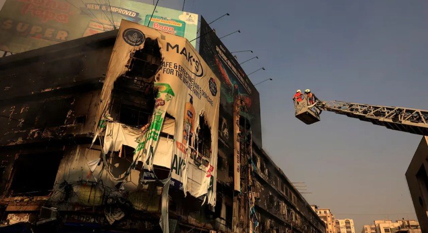 পাকিস্তানে মার্কেট আগুন, এক দোকানে ৩০ মরদেহ