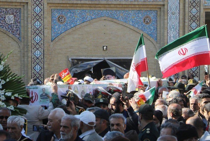 ২৪ ঘণ্টার মধ্যেই ইরানে হামলার আশঙ্কা: রয়টার্স মধ্যপ্রাচ্যের পরিস্থিতি দিন দিন আরও উত্তপ্ত হয়ে উঠছে। যে কোনো সময় বড় ধরনের সামরিক সংঘাত শুরু হতে পারে বলে আশঙ্কা করা হচ্ছে। বার্তা সংস্থা রয়টার্সের এক প্রতিবেদনে দাবি করা হয়েছে, যুক্তরাষ্ট্র আগামী ২৪ ঘণ্টার মধ্যেই ইরানে সামরিক হামলা চালাতে পারে। রয়টার্স জানিয়েছে, গোয়েন্দা ও সামরিক সূত্রের বরাতে তারা এই তথ্য পেয়েছে। ওয়াশিংটন ও তেহরানের মধ্যকার উত্তেজনা বর্তমানে চরম পর্যায়ে পৌঁছেছে। মার্কিন প্রেসিডেন্ট ডোনাল্ড ট্রাম্প গত কয়েকদিন ধরে ইরানের বিরুদ্ধে কঠোর সামরিক পদক্ষেপ নেওয়ার হুমকি দিয়ে আসছেন। ইরানে চলমান সরকারবিরোধী বিক্ষোভ দমনে কঠোর ব্যবস্থা নেওয়ার প্রতিক্রিয়ায় তিনি প্রকাশ্যেই বিক্ষোভকারীদের প্রতি সমর্থন জানিয়ে সরকার পরিবর্তনের ইঙ্গিত দিয়েছেন। একাধিক বক্তব্যে ট্রাম্প বলেছেন, ইরানকে ‘বড় মূল্য’ দিতে হবে এবং খুব শিগগিরই সেখানে মার্কিন সহায়তা পৌঁছাবে। উদ্ভূত পরিস্থিতির মধ্যে মধ্যপ্রাচ্যে মোতায়েন মার্কিন সামরিক শক্তিতে উল্লেখযোগ্য পরিবর্তন দেখা যাচ্ছে। কাতারসহ আশপাশের বিভিন্ন দেশে অবস্থিত সামরিক ঘাঁটি থেকে মার্কিন সেনা ও কর্মীদের সরিয়ে নেওয়া হচ্ছে বলে জানা গেছে। একই সঙ্গে সম্ভাব্য আক্রমণের প্রস্তুতি জোরদার করছে পেন্টাগন। এর জবাবে ইরানও কড়া ভাষায় পাল্টা হুঁশিয়ারি দিয়েছে। তেহরান জানিয়েছে, তাদের ওপর হামলা চালানো হলে ওই অঞ্চলে অবস্থানরত সব মার্কিন ঘাঁটি ও যুক্তরাষ্ট্রের মিত্র দেশগুলো ভয়াবহ প্রতিশোধের মুখে পড়বে। ইরানি কর্তৃপক্ষ স্পষ্ট করে বলেছে, সৌদি আরব, সংযুক্ত আরব আমিরাত কিংবা তুরস্কের ভূখণ্ড ব্যবহার করে যদি যুক্তরাষ্ট্র হামলা চালায়, তবে সেসব দেশও ইরানের ক্ষেপণাস্ত্র হামলার লক্ষ্যবস্তুতে পরিণত হবে। ইরানের পররাষ্ট্রমন্ত্রী আব্বাস আরাঘচি জানিয়েছেন, তারা যুদ্ধ চায় না, তবে যেকোনো পরিস্থিতির জন্য সম্পূর্ণ প্রস্তুত রয়েছে। এদিকে ট্রাম্পের সাম্প্রতিক কিছু বক্তব্য পরিস্থিতিকে আরও জটিল করে তুলেছে। তিনি বিক্ষোভকারীদের প্রতি সংহতি জানিয়ে সরকারি দপ্তর দখলের আহ্বান জানান, যা আন্তর্জাতিক অঙ্গনে ব্যাপক প্রতিক্রিয়া সৃষ্টি করে। যদিও বুধবার রাতে ট্রাম্প কিছুটা সংযত সুরে বলেন, ইরানে বিক্ষোভকারীদের ওপর সহিংসতা বন্ধ হয়েছে বলে তিনি খবর পেয়েছেন, তবুও সামরিক হামলার আশঙ্কা পুরোপুরি কাটেনি। ইসরায়েলি গোয়েন্দা সূত্রগুলোর দাবি, ট্রাম্প প্রশাসন হামলার বিষয়ে ইতোমধ্যেই সিদ্ধান্ত নিয়ে ফেলেছে এবং এখন কেবল উপযুক্ত সময়ের অপেক্ষা করা হচ্ছে। অন্যদিকে উপসাগরীয় দেশগুলো যুক্তরাষ্ট্রকে সংযম দেখানোর আহ্বান জানিয়ে সামরিক পদক্ষেপ থেকে বিরত থাকার অনুরোধ করে যাচ্ছে।