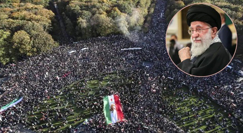 ইরানে বিক্ষোভ কেন, সরকার কি পতনের মুখে? আবারও ব্যাপক গণবিক্ষোভের মুখে পড়েছে ইরান সরকার। চলমান আন্দোলন থেকে দেশটির সর্বোচ্চ ধর্মীয় নেতা আয়াতুল্লাহ আলী খামেনির পদত্যাগের দাবিও উঠেছে। পরিস্থিতি নিয়ন্ত্রণে রাখতে প্রশাসন কঠোর অবস্থান নিলেও প্রাণহানির খবর এড়ানো যায়নি। একই সঙ্গে ইসরায়েল ও যুক্তরাষ্ট্রের সঙ্গে নতুন করে সংঘাতের আশঙ্কাও বাড়ছে, যা ইরান সরকারকে আরও চাপে ফেলেছে। এই প্রেক্ষাপটে প্রশ্ন উঠছে—চলমান বিক্ষোভ সামাল দিতে পারবে কি না তেহরান, নাকি খামেনি প্রশাসনের জন্য এটি বড় কোনো রাজনৈতিক সংকেত হয়ে উঠছে। দীর্ঘদিনের জমে থাকা অসন্তোষ বিশ্লেষকদের মতে, ইরানে বর্তমান সরকারবিরোধী ক্ষোভ হঠাৎ সৃষ্টি হয়নি। বছরের পর বছর ধরে জমে থাকা সামাজিক, অর্থনৈতিক ও রাজনৈতিক অসন্তোষই এখন বিস্ফোরণের রূপ নিয়েছে। গত ডিসেম্বরের শেষ দিকে ইরানি মুদ্রা রিয়ালের বড় ধরনের অবমূল্যায়ন এবং নিত্যপণ্যের লাগামছাড়া মূল্যবৃদ্ধি বিক্ষোভের তাৎক্ষণিক সূত্রপাত ঘটায়। তবে এর পেছনে রয়েছে আরও গভীর কারণ— বাধ্যতামূলক হিজাবসহ কঠোর ধর্মীয় শাসনব্যবস্থা, যা নারীরা ক্রমেই প্রকাশ্যে অমান্য করছে যুক্তরাষ্ট্রের নেতৃত্বাধীন নিষেধাজ্ঞার মধ্যে ব্যাপক দুর্নীতি ও অর্থনৈতিক অব্যবস্থাপনা লেবানন, গাজা, ইরাক ও ইয়েমেনে ইরান-সমর্থিত সশস্ত্র গোষ্ঠীগুলোতে বিপুল অর্থ ব্যয় কেন্দ্রীয় নিয়ন্ত্রিত পানি ব্যবস্থাপনা নীতির ফলে খরা ও পানিসংকটের তীব্রতা বৃদ্ধি আন্দোলনের বিস্তার শুরুতে রাজধানী তেহরানের বাজারভিত্তিক ব্যবসায়ী ও দোকানিদের ধর্মঘট থেকেই আন্দোলনের সূত্রপাত হয়। তবে গত এক সপ্তাহে এতে যুক্ত হয়েছেন বিশ্ববিদ্যালয়ের শিক্ষার্থী এবং ‘নারী, জীবন, স্বাধীনতা’ আন্দোলনের কর্মীরা। উল্লেখ্য, ২০২২ সালে নৈতিকতা পুলিশের হেফাজতে মাহসা আমিনির মৃত্যুর পর এই আন্দোলন ইরানজুড়ে ব্যাপক আকার ধারণ করেছিল। সেই সময় কঠোর দমন-পীড়নের মুখেও প্রতিবাদ থামেনি; বরং বিভিন্ন রূপে তা অব্যাহত রয়েছে। ট্রাম্প ও ইসরায়েলের হুঁশিয়ারি অভ্যন্তরীণ সংকটের পাশাপাশি ইরান এখন নতুন করে আন্তর্জাতিক চাপের মুখেও পড়েছে। যুক্তরাষ্ট্রের প্রেসিডেন্ট ডোনাল্ড ট্রাম্প বিক্ষোভকারীদের ‘হত্যা না করতে’ ইরান সরকারকে সতর্ক করে বলেছেন, পরিস্থিতি আরও খারাপ হলে যুক্তরাষ্ট্র যেকোনো পদক্ষেপ নিতে প্রস্তুত। একই সঙ্গে ট্রাম্প ও ইসরাইলি প্রধানমন্ত্রী বেনিয়ামিন নেতানিয়াহু হুঁশিয়ারি দিয়েছেন—ইরান যদি পারমাণবিক কর্মসূচি পুনরায় জোরদার করে বা ক্ষেপণাস্ত্র উন্নয়ন সীমিত না করে, তবে সামরিক হামলা চালানো হতে পারে। নেতানিয়াহু দীর্ঘদিন ধরেই ইরানকে ইসরায়েলের অস্তিত্বের জন্য হুমকি হিসেবে আখ্যা দিয়ে আসছেন। যদিও ট্রাম্প দাবি করেছেন, আগের হামলায় ইরানের পারমাণবিক কর্মসূচি ‘সম্পূর্ণ ধ্বংস’ হয়েছে, তবে জাতিসংঘের পারমাণবিক পর্যবেক্ষক সংস্থা আইএইএসহ একাধিক বিশ্লেষক বলছেন, ইরানের মূল পারমাণবিক অবকাঠামো এখনো টিকে আছে। খামেনির পাল্টা বার্তা এই পরিস্থিতিতে যুক্তরাষ্ট্রের প্রেসিডেন্টকে কড়া ভাষায় আক্রমণ করেছেন আয়াতুল্লাহ আলী খামেনি। ডোনাল্ড ট্রাম্পকে ‘অত্যাচারী ব্যক্তি’ আখ্যা দিয়ে তিনি বলেন, ইতিহাস সাক্ষী—অত্যাচারীরা কখনো দীর্ঘদিন ক্ষমতায় থাকতে পারে না। রাষ্ট্রায়ত্ত টেলিভিশনে দেওয়া ভাষণে খামেনি বলেন, “ফারাও, নমরুদ ও শাহ পাহলভি ক্ষমতায় টিকতে পারেনি। ট্রাম্পও পারবেন না। তাকেও ক্ষমতা থেকে নামানো হবে।” বিক্ষোভকারীদের ‘নাশকতাকারী’ উল্লেখ করে তিনি দাবি করেন, তারা বিদেশি শক্তিকে ইরানে হামলার আহ্বান জানাচ্ছে। জনগণের এই আন্দোলনে সরকার পতন হবে না বলেও তিনি দৃঢ় প্রত্যয় ব্যক্ত করেন। সামনে কী? দীর্ঘদিনের অর্থনৈতিক সংকট, সামাজিক অসন্তোষ এবং আন্তর্জাতিক চাপ—সব মিলিয়ে ইরান এখন এক জটিল সন্ধিক্ষণে দাঁড়িয়ে। সরকার পরিস্থিতি নিয়ন্ত্রণে রাখতে সক্ষম হবে, নাকি এই বিক্ষোভ খামেনি প্রশাসনের জন্য বড় কোনো রাজনৈতিক মোড় তৈরি করবে—সে প্রশ্নের উত্তরই এখন বিশ্ব রাজনীতির অন্যতম আলোচ্য বিষয় হয়ে উঠেছে। সূত্র: ইরান ইন্টারন্যাশনাল, দ্য কনভারসেশন