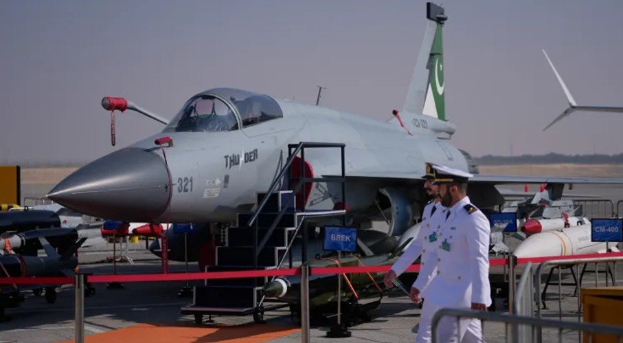 কেন বাংলাদেশে জেএফ-১৭ যুদ্ধবিমান বিক্রি করতে আগ্রহী পাকিস্তান নতুন বছরের শুরুতেই পাকিস্তান ও বাংলাদেশের সামরিক সম্পর্ক নিয়ে নতুন আলোচনা সামনে এসেছে। পাকিস্তান বিমানবাহিনীর প্রধান এয়ার চিফ মার্শাল জহির আহমেদ বাবর সিধু ও বাংলাদেশ বিমানবাহিনীর প্রধান এয়ার চিফ মার্শাল হাসান মাহমুদ খানের বৈঠকের পর বাংলাদেশকে জেএফ-১৭ থান্ডার যুদ্ধবিমান সরবরাহের সম্ভাবনার ইঙ্গিত দিয়েছে পাকিস্তানি সামরিক বাহিনী। পাকিস্তানের সামরিক বাহিনীর গণমাধ্যম শাখা আইএসপিআর জানায়, বৈঠকে বাংলাদেশ বিমানবাহিনীর প্রধান পাকিস্তান বিমানবাহিনীর যুদ্ধ সক্ষমতার প্রশংসা করেন। পাশাপাশি বাংলাদেশের পুরোনো বিমান বহর আধুনিকীকরণ, আকাশ প্রতিরক্ষা রাডার ব্যবস্থার উন্নয়ন এবং আকাশ নজরদারি সক্ষমতা বাড়াতে সহযোগিতা চান তিনি। আইএসপিআরের বিবৃতিতে বলা হয়, পাকিস্তান দ্রুত সুপার মুশশাক প্রশিক্ষণ বিমান সরবরাহে সম্মত হয়েছে। একই সঙ্গে জেএফ-১৭ যুদ্ধবিমান কেনা নিয়েও বিস্তারিত আলোচনা হয়। সুপার মুশশাক একটি হালকা প্রশিক্ষণ বিমান, যা এক ইঞ্জিনচালিত এবং দুই থেকে তিন আসনের। পাইলট প্রশিক্ষণে ব্যবহৃত এই বিমান বর্তমানে পাকিস্তান ছাড়াও তুরস্ক, আজারবাইজান, ইরান, ইরাকসহ একাধিক দেশে ব্যবহৃত হচ্ছে। বাংলাদেশের সঙ্গে এই আলোচনার পরদিনই বার্তা সংস্থা রয়টার্স জানায়, পাকিস্তান ও সৌদি আরব প্রায় ২০০ কোটি ডলারের ঋণকে জেএফ-১৭ যুদ্ধবিমান সরবরাহ চুক্তিতে রূপান্তর করার বিষয়েও আলোচনা চালাচ্ছে। গত বছরের সেপ্টেম্বরে দুই দেশের মধ্যে পারস্পরিক প্রতিরক্ষা চুক্তি স্বাক্ষরের পর সামরিক সহযোগিতা আরও জোরদার হয়। এর আগে, গত ডিসেম্বরে পাকিস্তানের সঙ্গে লিবিয়ার বিদ্রোহী গোষ্ঠী লিবিয়ান ন্যাশনাল আর্মির প্রায় ৪০০ কোটি ডলারের একটি সামরিক চুক্তির খবর প্রকাশিত হয়, যেখানে এক ডজনের বেশি জেএফ-১৭ যুদ্ধবিমান বিক্রির বিষয়টি অন্তর্ভুক্ত রয়েছে বলে দাবি করা হয়। যদিও এসব চুক্তি নিয়ে পাকিস্তান আনুষ্ঠানিকভাবে কিছু নিশ্চিত করেনি। বাংলাদেশও এখন পর্যন্ত কেবল আগ্রহ প্রকাশ করেছে, কোনো চূড়ান্ত চুক্তি হয়নি। বিশ্লেষকদের মতে, ২০২৫ সালের সামরিক ঘটনাপ্রবাহ জেএফ-১৭ যুদ্ধবিমানের প্রতি আন্তর্জাতিক আগ্রহ বাড়িয়ে দিয়েছে। তুলনামূলকভাবে কম দাম—প্রতিটি বিমানের মূল্য আনুমানিক ২ কোটি ৫০ লাখ থেকে ৩ কোটি ডলার—হওয়ায় উন্নয়নশীল দেশগুলোর কাছে এটি কার্যকর ও বাস্তবসম্মত বিকল্প হিসেবে বিবেচিত হচ্ছে। ইতোমধ্যে নাইজেরিয়া, মিয়ানমার ও আজারবাইজান এই যুদ্ধবিমান তাদের বিমানবহরে যুক্ত করেছে। চলতি বছরের মে মাসে ভারত ও পাকিস্তানের মধ্যে চার দিনের তীব্র আকাশযুদ্ধের পর পাকিস্তানের সামরিক সক্ষমতা নিয়ে নতুন করে আলোচনা শুরু হয়। কাশ্মীর অঞ্চলে এক হামলায় ২৬ বেসামরিক নাগরিক নিহত হওয়ার পর দুই দেশের মধ্যে উত্তেজনা চরমে পৌঁছায়। পাকিস্তান দাবি করে, সংঘর্ষে তারা একাধিক ভারতীয় যুদ্ধবিমান ভূপাতিত করেছে। ভারতীয় কর্মকর্তারা ক্ষয়ক্ষতির কথা স্বীকার করলেও নির্দিষ্ট সংখ্যা প্রকাশ করেননি। সাবেক পাকিস্তান বিমানবাহিনীর কর্মকর্তা আদিল সুলতানের মতে, তুলনামূলকভাবে কম দামের হলেও জেএফ-১৭ উন্নত পশ্চিমা ও রুশ যুদ্ধবিমানের বিপরীতে কার্যকর পারফরম্যান্স দেখিয়েছে, যা একে অনেক দেশের কাছে আকর্ষণীয় করে তুলেছে। সাম্প্রতিক সংঘাতে ভারত ব্যবহার করে রুশ মিরাজ-২০০০, সুখোই-৩০ এবং ফরাসি রাফাল যুদ্ধবিমান। বিপরীতে পাকিস্তান মাঠে নামায় চীনা জে-১০সি, জেএফ-১৭ এবং যুক্তরাষ্ট্রের এফ-১৬। পাকিস্তান বিমানবাহিনীর দাবি অনুযায়ী, ৪২টি পাকিস্তানি বিমান ৭২টি ভারতীয় বিমানের মুখোমুখি হয়েছিল। এই প্রেক্ষাপটেই প্রশ্ন উঠছে—জেএফ-১৭ যুদ্ধবিমানের সক্ষমতা কতটা এবং কেন বাংলাদেশসহ বিভিন্ন দেশ এটিকে ভবিষ্যৎ বিমানবহরের অংশ করতে আগ্রহ দেখাচ্ছে। সামরিক বিশ্লেষকদের মতে, কম খরচ, আধুনিক প্রযুক্তি ও বাস্তব যুদ্ধের অভিজ্ঞতা জেএফ-১৭কে বৈশ্বিক প্রতিরক্ষা বাজারে নতুন গুরুত্ব এনে দিয়েছে।