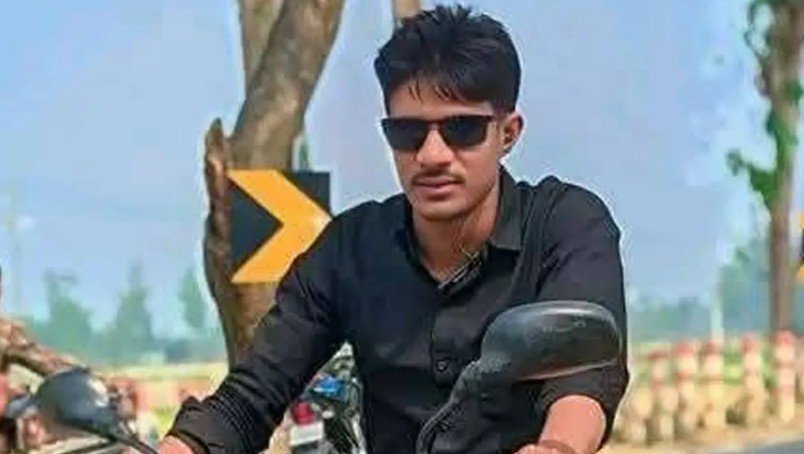 এবার জয়পুরহাটে যুবদল কর্মীকে হত্যা ঢাকায় স্বেচ্ছাসেবক দলের এক নেতাকে গুলি করে হত্যার ঘটনার রেশ কাটতে না কাটতেই এবার জয়পুরহাটে যুবদল কর্মী হত্যার ঘটনা ঘটেছে। জেলার পাঁচবিবি উপজেলায় ছুরিকাঘাতে নিহত হয়েছেন এক যুবদল কর্মী। বৃহস্পতিবার (৮ জানুয়ারি) রাত সাড়ে ১০টার দিকে উপজেলার শালাইপুর বাজার এলাকার ঢাকারপাড়া রাস্তার মোড়ে এই হত্যাকাণ্ড ঘটে। খবর পেয়ে পুলিশ ঘটনাস্থল থেকে মরদেহ উদ্ধার করে জয়পুরহাট আধুনিক জেলা হাসপাতাল মর্গে পাঠায়। নিহতের নাম ইয়ানুর রহমান (৩০)। তিনি পাঁচবিবি উপজেলা যুবদলের একজন কর্মী। ইয়ানুর উপজেলার ছালাখুর গ্রামের বাসিন্দা এবং আলম মণ্ডলের ছেলে। পাঁচবিবি উপজেলা বিএনপির সভাপতি সাইফুল ইসলাম ডালিম জানান, ইয়ানুর রহমানের সঙ্গে একই গ্রামের মোস্তফা ও ময়নুলের দীর্ঘদিনের বিরোধ ছিল। পারিবারিক সূত্রের বরাত দিয়ে তিনি বলেন, ওই বিরোধের জেরেই প্রতিপক্ষের লোকজন তাকে হত্যা করেছে বলে ধারণা করা হচ্ছে। পুলিশ ও নিহতের পরিবার জানায়, দীর্ঘদিন ধরে ছালাখুর গ্রামের ইয়ানুর রহমানের সঙ্গে একই এলাকার মোস্তফার বিরোধ চলছিল। বৃহস্পতিবার রাতে দুর্বৃত্তরা শালাইপুর বাজার এলাকায় তাকে ছুরিকাঘাত করে গুরুতর আহত করে। পরে ঘটনাস্থলে রক্তাক্ত অবস্থায় পড়ে থাকতে দেখে স্থানীয়রা পুলিশে খবর দেন। পুলিশ এসে মরদেহ উদ্ধার করে থানায় নিয়ে যায়। নিহতের পরিবারের দাবি, পূর্বপরিকল্পিতভাবেই ইয়ানুরকে হত্যা করা হয়েছে। তারা দ্রুত আসামিদের গ্রেপ্তার ও দৃষ্টান্তমূলক শাস্তির দাবি জানিয়েছেন। নিহতের বাবা মো. আলম মণ্ডল বলেন, “দীর্ঘদিন ধরে একই এলাকার মোস্তফা ও তার ছেলে ময়নুলের সঙ্গে আমাদের বিরোধ চলছে। এর আগেও তাদের বিরুদ্ধে মামলা করেছি, কিন্তু কোনো কার্যকর ব্যবস্থা নেওয়া হয়নি। পরিকল্পিতভাবে আমার ছেলেকে হত্যা করা হয়েছে। আমি এর বিচার চাই।” অন্যদিকে প্রতিপক্ষ মোস্তফার পুত্রবধূ ইসরাত জাহান কেমি দাবি করেন, ইয়ানুর ও তার পরিবারের সঙ্গে তাদের বিরোধ চলছিল, তবে কয়েক দিন আগেই তা মীমাংসা হয়েছিল। তিনি আরও অভিযোগ করেন, বৃহস্পতিবার রাত প্রায় তিনটার দিকে ১০–১২ জন লোক দেশীয় অস্ত্র নিয়ে তাদের বাড়িতে হামলা, ভাঙচুর ও অগ্নিসংযোগ করে। এতে তারা প্রাণে বেঁচে যান। পাঁচবিবি থানার ডিউটি অফিসার এএসআই নুরুন নবী জানান, প্রাথমিকভাবে এটি পারিবারিক বিরোধজনিত হত্যাকাণ্ড বলে ধারণা করা হচ্ছে। তবে প্রকৃত কারণ তদন্ত ছাড়া নিশ্চিত করে বলা সম্ভব নয়। মরদেহের ময়নাতদন্তের প্রস্তুতি চলছে এবং ঘটনার সঙ্গে জড়িতদের শনাক্তে পুলিশ কাজ করছে। এ ঘটনায় এলাকায় ব্যাপক চাঞ্চল্যের সৃষ্টি হয়েছে। তদন্তের অগ্রগতির সঙ্গে সঙ্গে বিস্তারিত তথ্য জানানো হবে বলে জানিয়েছে পুলিশ। উল্লেখ্য, এর একদিন আগে বুধবার (৭ জানুয়ারি) রাজধানীর তেজগাঁও এলাকায় ঢাকা মহানগর উত্তর স্বেচ্ছাসেবক দলের সাবেক সদস্য সচিব আজিজুর রহমান মুসাব্বিরকে গুলি করে হত্যা করে দুর্বৃত্তরা। ওই ঘটনায় আবু সুফিয়ান ব্যাপারি মাসুদ (৪২) নামের এক ব্যবসায়ী গুলিবিদ্ধ হয়ে আহত হন।