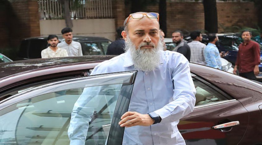 **শোকজের জবাব না এলে নাজমুলের বিরুদ্ধে শৃঙ্খলামূলক ব্যবস্থা নেবে বিসিবি** বিসিবি পরিচালক এম নাজমুল ইসলামের বক্তব্যকে কেন্দ্র করে দেশের ক্রীড়াঙ্গনে তীব্র উত্তেজনা তৈরি হয়, যার প্রভাবে প্রথমবারের মতো স্থগিত করা হয় বিপিএল। পরবর্তীতে পরিস্থিতি কিছুটা স্বাভাবিক হলেও নাজমুলের বিষয়ে কঠোর অবস্থানে রয়েছে বাংলাদেশ ক্রিকেট বোর্ড (বিসিবি)। বিসিবির পরিচালক ইফতেখার রহমান মিঠু জানিয়েছেন, কারণ দর্শানোর নোটিশ দেওয়ার পরও নাজমুল ইসলাম এখনো কোনো জবাব দেননি। তিনি বলেন, গঠনতন্ত্র অনুযায়ী নাজমুলকে শোকজ করা হয়েছে এবং জবাব দেওয়ার জন্য ৪৮ ঘণ্টার সময় নির্ধারণ করা হয়েছে, যা ১৭ জানুয়ারি দুপুরে শেষ হবে। মিঠু আরও জানান, নির্ধারিত সময়ের মধ্যে শোকজের জবাব না এলে বিষয়টি বিসিবির ডিসিপ্লিনারি কমিটিতে পাঠানো হবে। সেখান থেকে গঠনতন্ত্র অনুযায়ী পরবর্তী পদক্ষেপ নেওয়া হবে। তিনি বলেন, জবাব না দেওয়ার অর্থ কী হতে পারে, তা বোঝাতে আদালতের মামলার উদাহরণ টেনে ইঙ্গিত দেন যে এর ফল গুরুতর হতে পারে। এদিকে ইতোমধ্যে নাজমুল ইসলামকে অর্থ কমিটির চেয়ারম্যানের পদ থেকে অপসারণ করা হয়েছে। শোকজের জবাব না এলে তাঁর বিরুদ্ধে আরও শৃঙ্খলামূলক ব্যবস্থা নেওয়া হতে পারে বলে আভাস দিয়েছেন বিসিবির এই পরিচালক।