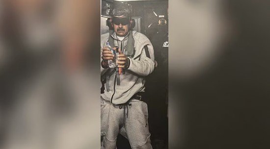 আটক প্রেসিডেন্ট মাদুরোর ছবি প্রকাশ করলেন ট্রাম্প যুক্তরাষ্ট্রের প্রেসিডেন্ট ডোনাল্ড ট্রাম্প ভেনেজুয়েলার প্রেসিডেন্ট নিকোলা মাদুরোর আটক হওয়ার পর তাঁর ছবি প্রকাশ করেছেন। সিএনএনের প্রতিবেদনে বলা হয়েছে, সম্প্রতি ট্রাম্প নিজের সামাজিক যোগাযোগমাধ্যম ট্রুথ সোশ্যালে মাদুরোর ছবি শেয়ার করেন। ছবিতে দেখা যায়, মাদুরোকে মার্কিন জাহাজ ইউএসএস আইয়ো জিমা-তে দাঁড়িয়ে থাকতে। ছবিতে মাদুরো ধূসর রঙের পোশাক পরেছেন এবং হাতে একটি পানির বোতল ধরা রয়েছে। তাঁর চোখ কালো রঙের আবরণে ঢাকা, আর কানে বড় হেডফোনের মতো কিছু পরানো আছে। ছবিতে মাদুরোর স্ত্রী সিলিয়া ফ্লোরেস দেখা যায়নি, তাই তিনি মাদুরোর কাছাকাছি আছেন কি না তা স্পষ্ট নয়। ফ্লোরিডায় সংবাদ সম্মেলন শুরু করার ঠিক আগে ট্রাম্প এই ছবি প্রকাশ করেন।