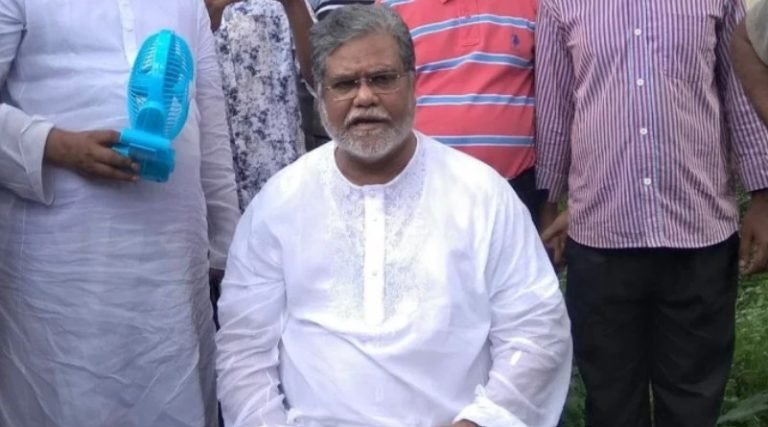 কুমিল্লা-৪ আসনের বিএনপি প্রার্থীর রুল ২ সপ্তাহের মধ্যে নিষ্পত্তির নির্দেশ কুমিল্লা-৪ আসনের বিএনপি প্রার্থী মঞ্জুরুল আহসান মুন্সীর নাম ঋণখেলাপির তালিকা থেকে স্থগিত করে জারি করা রুল দুই সপ্তাহের মধ্যে নিষ্পত্তির নির্দেশ দিয়েছেন আপিল বিভাগের চেম্বার আদালত। একই সঙ্গে ঋণখেলাপির তালিকা থেকে তার নাম বাদ দেওয়ার বিষয়ে হাইকোর্টের আদেশ স্থগিত রেখে চেম্বার আদালতের আগের আদেশ বহাল রাখা হয়েছে। বুধবার (১৪ জানুয়ারি) আপিল বিভাগের চেম্বার বিচারপতি ফারাহ মাহবুবের আদালত এ আদেশ দেন। শুনানিকালে প্রিমিয়ার ব্যাংকের পক্ষে ব্যারিস্টার বিভূতি তরফদার এবং মঞ্জুরুল আহসান মুন্সীর পক্ষে অ্যাডভোকেট সাইফুল্লাহ মামুন আদালতে উপস্থিত ছিলেন। প্রিমিয়ার ব্যাংকের আইনজীবী ব্যারিস্টার বিভূতি তরফদার আদালতকে জানান, মঞ্জুরুল আহসান মুন্সী তার ঋণ পুনঃতফসিল করেছেন। ফলে তাকে আর ঋণখেলাপি হিসেবে চিহ্নিত করা যায় না। অন্যদিকে মঞ্জুরুল আহসান মুন্সীর আইনজীবী অ্যাডভোকেট সাইফুল্লাহ মামুন বলেন, হাইকোর্টের আদেশ স্থগিত চেয়ে চেম্বার আদালতে আবেদন করা হয়েছিল। তবে চেম্বার বিচারপতি বিষয়টি আপিল বিভাগের পূর্ণাঙ্গ বেঞ্চে না পাঠিয়ে হাইকোর্টেই নিষ্পত্তির নির্দেশ দেন। তিনি বলেন, ঋণ পরিশোধের বিষয়টি আদালতকে জানানো হয়েছে এবং ব্যাংকের পক্ষ থেকেও আইনজীবী উপস্থিত ছিলেন। তিনি আরও বলেন, এখন পর্যন্ত তাদের মনোনয়ন বাতিল বা নির্বাচনে অংশগ্রহণে কোনো আইনি বাধা নেই। তবে এ বিষয়ে উভয় পক্ষই আপিল করেছে, যার নিষ্পত্তি পরবর্তী সময়ে হবে। এর আগে গত ৮ জানুয়ারি কুমিল্লা-৪ আসনের বিএনপি প্রার্থী মঞ্জুরুল আহসান মুন্সীর নাম ঋণখেলাপির তালিকা থেকে বাদ দেওয়ার হাইকোর্টের আদেশ স্থগিত করেন চেম্বার আদালত। পরে সেই আদেশ প্রত্যাহারের আবেদন করেন মঞ্জুরুল আহসান মুন্সী। উল্লেখ্য, কুমিল্লা-৪ আসনে জাতীয় নাগরিক পার্টির (এনসিপি) নেতা হাসনাত আবদুল্লাহ জামায়াতের নেতৃত্বাধীন ১১ দলীয় জোটের প্রার্থী হিসেবে প্রতিদ্বন্দ্বিতা করছেন। এর আগে বিচারপতি এ কে এম রবিউল হাসানের নেতৃত্বাধীন হাইকোর্ট বেঞ্চ ঋণখেলাপির তালিকা থেকে মঞ্জুরুল আহসান মুন্সীর নাম স্থগিত করার আদেশ দেন। পরবর্তীতে ওই আদেশ স্থগিত চেয়ে প্রিমিয়ার ব্যাংক কর্তৃপক্ষ চেম্বার আদালতে আবেদন করে।