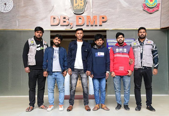 **স্বেচ্ছাসেবক দলের নেতা খুন: পরিকল্পনা ৪ মাস আগে** স্বেচ্ছাসেবক দলের নেতা আজিজুর রহমান ওরফে মোছাব্বির হত্যার ঘটনায় পরিকল্পনাকারী, অর্থের জোগানদাতা ও বিভিন্ন পর্যায়ে জড়িত ব্যক্তিদের তথ্য পাওয়ার কথা জানিয়েছে ঢাকা মহানগর পুলিশের গোয়েন্দা বিভাগ (ডিবি)। তদন্তসংশ্লিষ্ট সূত্র বলছে, সাড়ে চার মাস আগে এই হত্যার পরিকল্পনা করা হয় এবং বিদেশ থেকে পাঠানো হয় প্রায় ১৫ লাখ টাকা। ডিবির তথ্য অনুযায়ী, কারওয়ান বাজার এলাকার নিয়ন্ত্রণ নিয়ে বিরোধের জেরে বিদেশে অবস্থানরত এক শীর্ষ সন্ত্রাসীর নির্দেশে মোছাব্বিরকে হত্যা করা হয়। এ ঘটনায় গত শনিবার ঢাকা, গাজীপুর, ময়মনসিংহ, নেত্রকোনা, ভৈরব ও কিশোরগঞ্জে অভিযান চালিয়ে চারজনকে গ্রেপ্তার করা হয়েছে। গ্রেপ্তাররা হলেন মো. জিন্নাত (২৪), মো. বিল্লাল, আবদুল কাদির (২৮) ও মো. রিয়াজ (৩১)। ডিবির ভাষ্যমতে, মোছাব্বির ও তাঁর সঙ্গে থাকা সুফিয়ান ব্যাপারীকে গুলি করেন দুই ব্যক্তি। তাঁদের একজন গ্রেপ্তার জিন্নাত, অপর শুটার আবদুর রহিম পলাতক। বিল্লাল ও আবদুল কাদির ওই পলাতক শুটারের ভাই। রোববার সংবাদ সম্মেলনে ডিএমপির অতিরিক্ত কমিশনার (ডিবি) মো. শফিকুল ইসলাম বলেন, ব্যবসাকেন্দ্রিক দ্বন্দ্বের জেরেই হত্যাকাণ্ডটি ঘটেছে বলে প্রাথমিকভাবে ধারণা করা হচ্ছে। হত্যায় ব্যবহৃত অস্ত্র এখনো উদ্ধার হয়নি, তদন্ত চলছে। গত বুধবার রাতে তেজগাঁও থানার পশ্চিম তেজতুরী বাজার এলাকায় মোছাব্বিরকে গুলি করে হত্যা করা হয়। তিনি ঢাকা মহানগর উত্তর স্বেচ্ছাসেবক দলের সাবেক সাধারণ সম্পাদক ছিলেন। আওয়ামী লীগ সরকারের সময় একাধিক মামলায় তিনি দীর্ঘদিন কারাগারে ছিলেন। ২০২৪ সালের ৫ আগস্ট সরকার পতনের পর তিনি আবার সক্রিয় রাজনীতিতে ফেরেন। তদন্তে জানা গেছে, ঘটনার পর শুটাররা বিভিন্ন এলাকায় ঘুরে অস্ত্র জমা রাখা ও আত্মগোপনের চেষ্টা করে। গুলি চালানোর পর তাঁরা মহাখালীর একটি মাঠে অস্ত্র রেখে নিজেদের নির্দেশদাতা জাহিদুলকে ফোনে বিষয়টি জানান। পরে তারা উত্তরা ও গাজীপুরসহ বিভিন্ন স্থানে আশ্রয় নেয়। সেখান থেকেই গ্রেপ্তার করা হয় জিন্নাত ও রিয়াজকে। পুলিশ আরও জানায়, এর আগেও মোছাব্বিরকে হত্যার চেষ্টা হয়েছিল। কয়েক দিন ধরে তাঁর গতিবিধি নজরদারিতে রাখা হয়। শেষ পর্যন্ত পরিকল্পনা বদলে জিন্নাত ও আবদুর রহিমকে শুটার হিসেবে ব্যবহার করা হয়। চুক্তি অনুযায়ী শুটারদের টাকা ও মোটরসাইকেল দেওয়ার কথা ছিল, আর সমন্বয়কারী বিল্লালের জন্য নির্ধারিত ছিল বড় অঙ্কের অর্থ ও মামলার খরচ বহনের প্রতিশ্রুতি। এই হত্যাকাণ্ডে বিদেশে থাকা এক শীর্ষ সন্ত্রাসীর সম্পৃক্ততা নিয়ে তদন্ত আরও জোরদার করেছে ডিবি।