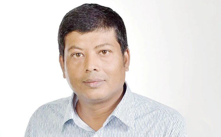 কাউন্সিলর নির্বাচনকে কেন্দ্র করে দ্বন্দ্ব, মুসাব্বির হত্যা: প্রধান শুটারসহ গ্রেপ্তার ৩ রাজধানীর কারওয়ান বাজারে স্বেচ্ছাসেবক দলের নেতা আজিজুর রহমান মুসাব্বিরকে গুলি করে হত্যার ঘটনায় প্রধান শুটারসহ তিনজনকে গ্রেপ্তার করেছে পুলিশ। গ্রেপ্তার ব্যক্তিরা হলেন—জিনাত, বিল্লাল ও রিয়াজ। শুক্রবার রাতে মানিকগঞ্জ ও গাজীপুরের বিভিন্ন এলাকায় অভিযান চালিয়ে তাদের গ্রেপ্তার করে ঢাকা মহানগর পুলিশের (ডিএমপি) গোয়েন্দা বিভাগ (ডিবি)। তদন্ত সংশ্লিষ্ট সূত্র জানায়, প্রাথমিক জিজ্ঞাসাবাদে জানা গেছে—জিনাত সরাসরি হত্যাকাণ্ডে গুলি চালায়, বিল্লাল পুরো ঘটনার মূল পরিকল্পনাকারী এবং রিয়াজ তাদের সহযোগী হিসেবে কাজ করে। বিল্লাল বিপুল অঙ্কের টাকা, মোটরসাইকেল কিনে দেওয়ার প্রলোভন এবং গ্রেপ্তার হলেও দ্রুত জামিনের নিশ্চয়তার আশ্বাস দিয়ে জিনাতকে ভাড়া করে। হত্যাকাণ্ড বাস্তবায়নের পুরো প্রক্রিয়া সমন্বয় করে বিল্লাল। তদন্তে আরও জানা যায়, একটি পক্ষের সঙ্গে আগে থেকেই মুসাব্বিরের বিরোধ চলছিল। পাশাপাশি ২৬ নম্বর ওয়ার্ড কাউন্সিলর নির্বাচনে সম্ভাব্য প্রার্থী হওয়াকে কেন্দ্র করে স্থানীয় পর্যায়ে নতুন করে দ্বন্দ্ব সৃষ্টি হয়। হত্যাকাণ্ডের পেছনে কোনো রাজনৈতিক উদ্দেশ্য বা সংশ্লিষ্টতা রয়েছে কি না, সেটিও তদন্তের আওতায় আনা হয়েছে বলে জানান আইনশৃঙ্খলা বাহিনীর কর্মকর্তারা। গত বুধবার রাত সাড়ে ৮টার দিকে তেজতুরী বাজারের স্টার হোটেলের পাশের একটি গলিতে দুর্বৃত্তদের গুলিতে নিহত হন স্বেচ্ছাসেবক দল ঢাকা মহানগর উত্তরের সাবেক সাধারণ সম্পাদক আজিজুর রহমান মুসাব্বির (৪৫)। একই ঘটনায় কারওয়ান বাজার ভ্যানচালক সমিতির সাধারণ সম্পাদক আবু সুফিয়ান মাসুদ গুলিবিদ্ধ হন। তিনি বর্তমানে ঢাকা মেডিকেল কলেজ হাসপাতালে গুরুতর অবস্থায় চিকিৎসাধীন। এ ঘটনায় বৃহস্পতিবার মুসাব্বিরের স্ত্রী তেজগাঁও থানায় অজ্ঞাতপরিচয় চার থেকে পাঁচজনকে আসামি করে একটি হত্যা মামলা দায়ের করেন। পারিবারিক ও দলীয় সূত্র জানায়, বিগত আওয়ামী লীগ সরকারের সময়ে মুসাব্বির একাধিক মামলার আসামি ছিলেন এবং দীর্ঘ সময় কারাগারে কাটান। ২০২৪ সালের ৫ আগস্ট সরকার পতনের পর তিনি আবার সক্রিয়ভাবে দলীয় রাজনীতিতে যুক্ত হন। সাম্প্রতিক সময়ে এলাকায় তার রাজনৈতিক তৎপরতা উল্লেখযোগ্যভাবে বেড়ে যায়। তদন্ত সংশ্লিষ্টরা জানান, বিল্লাল পেশায় এসি মেকানিক হলেও অপরাধ জগতের সঙ্গে সম্পৃক্ত এবং মাদক কারবারে জড়িত। সে-ই শুটার জিনাতকে ‘বড় কাজ’-এর কথা বলে হত্যাকাণ্ডে রাজি করায়। ডিবির একাধিক কর্মকর্তা জানান, ঘটনার পরপরই একাধিক টিম গঠন করে অভিযান শুরু করা হয়। গাজীপুরের বোর্ড বাজার থেকে জিনাতকে এবং মানিকগঞ্জ থেকে বিল্লালকে গ্রেপ্তার করা হয়। পরে রিয়াজকেও আটক করা হয়। পুলিশ জানায়, এই হত্যাকাণ্ডে জড়িত আরও একজন শুটারসহ কয়েকজনকে শনাক্ত করা হয়েছে। তাদের গ্রেপ্তারে অভিযান অব্যাহত রয়েছে। ডিএমপি কমিশনার শেখ মো. সাজ্জাত আলী বলেন, “তিনজনকে গ্রেপ্তার করা হয়েছে। বাকি আসামিদেরও দ্রুত আইনের আওতায় আনা হবে। হত্যাকাণ্ডের প্রকৃত কারণ ও পেছনের মদদদাতাদের শনাক্তে তদন্ত চলছে।”