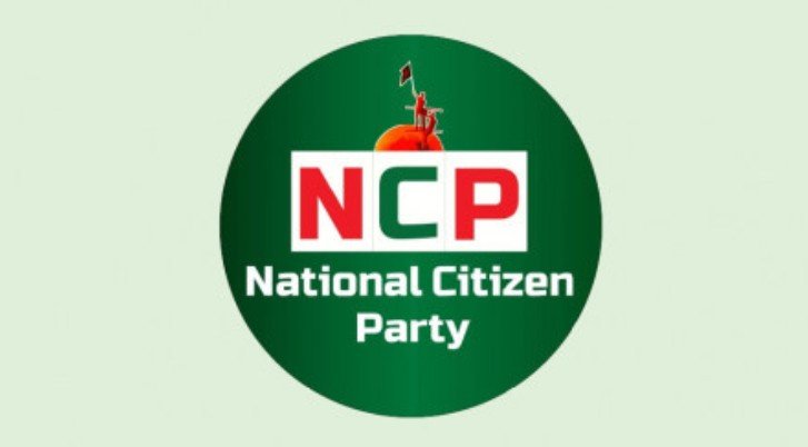 **নাহিদ ইসলাম ও নাসীরউদ্দীন পাটোয়ারীর শোকজের জবাব দিল এনসিপি** আসন্ন ত্রয়োদশ জাতীয় সংসদ নির্বাচনের আচরণবিধি লঙ্ঘনের অভিযোগে জাতীয় নাগরিক পার্টির (এনসিপি) আহ্বায়ক নাহিদ ইসলাম ও মুখ্য সমন্বয়ক নাসীরুদ্দীন পাটওয়ারীকে কারণ দর্শানোর নোটিশ (শোকজ) পাঠানো হয়েছিল। তবে এনসিপি সেই শোকজের জবাব দিয়েছে। রোববার (১৮ জানুয়ারি) এনসিপির আহ্বায়ক নাহিদ ইসলামের ফেসবুক পেজে বিষয়টি প্রকাশ করা হয়। এনসিপির নির্বাচনী মিডিয়া উপ-কমিটির প্রধান মাহাবুব আলমের পক্ষ থেকে জানানো হয়েছে, ‘দেশ সংস্কারের গণভোট হ্যাঁ-এর পক্ষে থাকুন’ সম্বলিত ব্যানারটি কেবল গণভোটের প্রচারের উদ্দেশ্যে ব্যবহার করা হয়েছে। নাহিদ ইসলাম ও নাসীরুদ্দীন পাটওয়ারীর শাপলাকলি মার্কায় কোনো নির্বাচনী প্রচারণা হয়নি। তাই কোনো বিধিমালা লঙ্ঘিত হয়নি এবং নির্বাচনী আচরণবিধির কোনো ব্যত্যয় ঘটেনি। এর আগে নাহিদ ইসলামকে পাঠানো শোকজে বলা হয়েছিল, “মো. নাহিদ ইসলাম, আপনি জাতীয় নাগরিক পার্টি (এনসিপি) কর্তৃক মনোনীত ঢাকা-১১ আসনের বৈধ প্রার্থী। আসন্ন নির্বাচনের আগে ঢাকা-১১-এর গুরুত্বপূর্ণ স্থানে আপনার বিশাল রঙিন ছবি এবং ‘দেশ সংস্কারের গণভোট হ্যাঁ-এর পক্ষে থাকুন’ স্লোগানযুক্ত বিলবোর্ড রিটার্নিং অফিসারের দৃষ্টিগোচর হয়েছে, যা নির্বাচনী আচরণবিধির পরিপন্থি।” নোটিশে উল্লেখ করা হয়েছিল, নির্বাচনী দিন থেকে ৩ সপ্তাহ আগেই কোনো প্রচারণা করা যাবে না এবং ১৯ জানুয়ারি সকাল সাড়ে ৯টার মধ্যে সমস্ত বিলবোর্ড অপসারণের নির্দেশ দেওয়া হয়েছিল। নাসীরুদ্দীন পাটওয়ারীকে পাঠানো শোকজে বলা হয়েছিল, “আপনি জাতীয় নাগরিক পার্টি (এনসিপি) কর্তৃক মনোনীত ঢাকা-৮ আসনের বৈধ প্রার্থী। নির্বাচনের আগে ঢাকা-৮-এর গুরুত্বপূর্ণ স্থানে আপনার বিশাল রঙিন ছবি, ‘ঢাকা-৮ আসনের সংসদ সদস্য প্রার্থী’ এবং ‘গণভোটকে হ্যাঁ বলি’ স্লোগানযুক্ত বিলবোর্ড রিটার্নিং অফিসারের দৃষ্টিগোচর হয়েছে, যা নির্বাচনী আচরণবিধির পরিপন্থি।” উল্লেখযোগ্যভাবে, এনসিপি এই শোকজের জবাবে দাবি করেছে যে তাদের কোনো নির্বাচনী আচরণবিধি লঙ্ঘন হয়নি এবং প্রচারণার উদ্দেশ্য কেবল গণভোটের সাথে সম্পর্কিত ছিল।