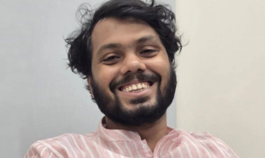 বিকেলে ডিএমপি জানাবে উসমান হাদি হত্যা মামলার অগ্রগতি ইনকিলাব মঞ্চের মুখপাত্র শরীফ উসমান বিন হাদি হত্যা মামলার অগ্রগতি সম্পর্কে আজ বিকেলে ব্রিফিং করবেন ঢাকা মেট্রোপলিটন পুলিশ (ডিএমপি)। মঙ্গলবার ডিএমপি মিডিয়া সেন্টারে অনুষ্ঠিত ব্রিফিংয়ে অতিরিক্ত পুলিশ কমিশনার মো. শফিকুল ইসলাম মামলার তদন্তের সর্বশেষ তথ্য তুলে ধরবেন। এ সময় হত্যার চার্জশিট দাখিলের বিষয়ে গুরুত্বপূর্ণ ঘোষণা আসার সম্ভাবনা রয়েছে। গতকাল সোমবার স্বরাষ্ট্র উপদেষ্টা মো. জাহাঙ্গীর আলম চৌধুরী জানান, হত্যা মামলার চার্জশিট আগামী ৭ জানুয়ারি দাখিল করা হবে। তিনি আরও জানান, এ পর্যন্ত মামলায় ১১ জনকে গ্রেফতার করা হয়েছে। এছাড়া মামলাটিকে দ্রুত বিচার ট্রাইব্যুনালে স্থানান্তর করার সিদ্ধান্ত নেওয়া হয়েছে এবং অন্তর্বর্তী সরকারের মেয়াদকালেই ন্যায়বিচার নিশ্চিত করা হবে। উল্লেখ্য, গত ১২ ডিসেম্বর রাজধানীর পল্টনের বিজয়নগর এলাকায় মোটরসাইকেলে এসে দুই যুবক শরীফ উসমান হাদিকে মাথায় গুলি করে পালিয়ে যায়। আহত অবস্থায় তাকে প্রথমে ঢাকা মেডিকেল কলেজ (ঢামেক) হাসপাতালে নেওয়া হয়। পরে পরিবারের সিদ্ধান্তে তিনি এভারকেয়ার হাসপাতালে স্থানান্তরিত হন এবং সেখানেই সিসিইউতে চিকিৎসাধীন ছিলেন। উন্নত চিকিৎসার জন্য ১৫ ডিসেম্বর তাকে সিঙ্গাপুরে নেওয়া হয়, যেখানে ১৮ ডিসেম্বর চিকিৎসাধীন অবস্থায় তার মৃত্যু হয়।