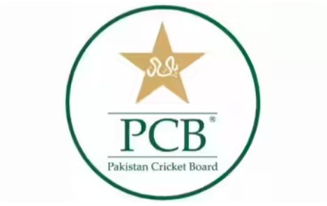 **বিশ্বকাপে বাংলাদেশ ইস্যুতে কঠিন সিদ্ধান্ত জানাল পাকিস্তান** টি-টোয়েন্টি বিশ্বকাপের দোরগোড়ায় বাংলাদেশ। তবে দলের অংশগ্রহণ এখনও অনিশ্চিত। এমন সময় পাকিস্তান এই ইস্যুকে আরও জটিল করে তুলেছে। জানা গেছে, যদি বাংলাদেশ সমস্যার সমাধান না করে, তাহলে টি-টোয়েন্টি বিশ্বকাপে খেলার সিদ্ধান্ত পুনর্বিবেচনা করতে পারে পাকিস্তান। খবরটি প্রকাশ করেছে দেশটির দুটি সংবাদমাধ্যম—জিও সুপার ও টেলিকম এশিয়া ডটনেট। ঘটনার সূত্রপাত মূলত মোস্তাফিজুর রহমানের আইপিএল থেকে বাদ পড়ার পর। এরপর থেকেই বাংলাদেশ ক্রিকেট বোর্ড (বিসিবি) ভারতসহ ক্রিকেটারদের নিরাপত্তা নিয়ে উদ্বিগ্ন। এজন্যই তারা নিজেদের ম্যাচ ভারত থেকে শ্রীলঙ্কায় সরানোর জন্য আইসিসিকে চিঠি দিয়েছে। আইসিসি অবশ্য বিসিবিকে এমন সিদ্ধান্ত থেকে সরানোর চেষ্টা চালাচ্ছে। ঢাকায় গতকাল বিসিবির সঙ্গে আলোচনাতেও তাদের প্রস্তাব কাজ করেনি। যার ফলে এখন বড় প্রশ্ন হলো—বাংলাদেশ টি-টোয়েন্টি বিশ্বকাপে অংশ নেবে কি না। এই পরিস্থিতিতে বাংলাদেশ সরকার পাকিস্তান সরকারের সঙ্গে যোগাযোগ করেছে। পাকিস্তান পুরোপুরি সমর্থন জানিয়েছে। জিও সুপার জানিয়েছে, বাংলাদেশ যে নিরাপত্তা সংক্রান্ত কারণ দেখিয়েছে তা বৈধ। তবে শেষ পর্যন্ত সমস্যা সমাধান না হলে পাকিস্তান তাদের অংশগ্রহণ পুনর্বিবেচনা করতে পারে। একই সঙ্গে ইসলামাবাদ নিশ্চিত করেছে, ভারত যেন বাংলাদেশকে কোনো চাপ দিতে না পারে। প্রকাশিত প্রতিবেদনে আরও বলা হয়েছে, আসন্ন বিশ্বকাপে অংশ নেওয়ার বিষয়ে বাংলাদেশ সরকারের পাকিস্তান কর্মকর্তাদের সঙ্গে যোগাযোগ ইতিবাচক ফল দিয়েছে। তবে সমস্যার সমাধান না হলে পাকিস্তান তাদের সিদ্ধান্ত পরিবর্তন করতে প্রস্তুত। এখন দেখার বিষয়, আইসিসি শেষ মুহূর্তে কী সিদ্ধান্ত নেয়।