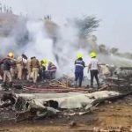 **উড়োজাহাজ দুর্ঘটনায় মহারাষ্ট্রের উপমুখ্যমন্ত্রী অজিত পাওয়ারসহ পাঁচজন নিহত** ভারতের মহারাষ্ট্রের উপমুখ্যমন্ত্রী অজিত পাওয়ারকে বহনকারী একটি ছোট উড়োজাহাজ বিধ্বস্ত হয়ে প্রাণহানির ঘটনা ঘটেছে। বুধবার সকালে বারামতি বিমানবন্দরে অবতরণের চেষ্টা করার সময় উড়োজাহাজটি দুর্ঘটনার কবলে পড়ে। এতে অজিত পাওয়ারসহ উড়োজাহাজের দুই পাইলট ও আরও দুজন মিলিয়ে মোট পাঁচজন নিহত হয়েছেন বলে জানিয়েছে এনডিটিভি। প্রতিবেদনে বলা হয়, বোম্বার্ডিয়ার লিয়ারজেট–৪৫ মডেলের ওই বিজনেস জেটটি স্থানীয় সময় সকাল ৮টায় মুম্বাই বিমানবন্দর থেকে উড্ডয়ন করে। প্রায় এক ঘণ্টা পর বারামতীতে নামার সময় উড়োজাহাজটি নিয়ন্ত্রণ হারিয়ে রানওয়ের কাছাকাছি একটি মাঠে পড়ে যায় এবং সঙ্গে সঙ্গে আগুন ধরে যায়। দুর্ঘটনাস্থলের ভিডিও ও ছবিতে দেখা গেছে, উড়োজাহাজটি সম্পূর্ণভাবে ভেঙে চুরমার হয়ে চারদিকে ধ্বংসাবশেষ ছড়িয়ে পড়ে। ঘটনাস্থলে আগুনের লেলিহান শিখা ও ঘন ধোঁয়া ছড়িয়ে পড়ে, যা পরিস্থিতিকে আরও ভয়াবহ করে তোলে। ইন্ডিয়া টুডের খবরে জানানো হয়েছে, দুর্ঘটনার পর উড়োজাহাজটির বড় একটি অংশ পুড়ে ছাই হয়ে যায়। জরুরি অবতরণের প্রয়োজন কেন দেখা দিয়েছিল এবং ঠিক কী কারণে দুর্ঘটনাটি ঘটেছে—তাৎক্ষণিকভাবে সে বিষয়ে নিশ্চিত কোনো তথ্য জানানো হয়নি। জানা গেছে, অজিত পাওয়ার বারামতীতে একটি অনুষ্ঠানে যোগ দিতে যাচ্ছিলেন। দুর্ঘটনার কারণ অনুসন্ধানে সংশ্লিষ্ট কর্তৃপক্ষ তদন্ত শুরু করেছে।