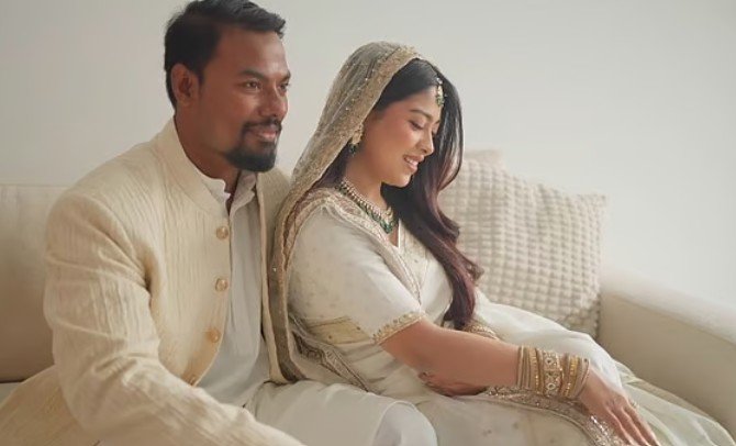 সঙ্গীতশিল্পী জেফার রহমান ও উপস্থাপক রাফসান সাবাব এবার ধুমধাম করে বিয়ে করছেন। ঢাকার অদূরে একটি রিসোর্টে আজ তাঁদের বিয়ের আনুষ্ঠানিকতা অনুষ্ঠিত হচ্ছে। বিয়ের আসরে জেফার রহমান মঞ্চে গাইলেন জনপ্রিয় গান ‘লিচুর বাগান’, যেখানে বর রাফসান সাবাবও উপস্থিত ছিলেন। এ সময় মঞ্চে গান পরিবেশন করেছিলেন প্রীতম হাসান ও সাবিলা নূর। গানটির ভিডিও ধারণ করে ফেসবুকে পোস্ট করেছেন নির্মাতা আদনান আল রাজীব, ক্যাপশনে লিখেছেন, “হোয়াট আ শো”। দুই ঘণ্টার মধ্যে ভিডিওটি ২৪ হাজারের বেশি ‘লাইক’ পেয়েছে এবং ৩০০ বার শেয়ার হয়েছে। উল্লেখ্য, গত বছর ঈদুল আজহায় মুক্তিপ্রাপ্ত সিনেমা ‘তাণ্ডব’-এ গানটি গেয়েছেন প্রীতম হাসান ও জেফার রহমান। সিনেমায় গানটিতে অভিনয় করেছেন শাকিব খান ও সাবিলা নূর। বিয়ের আসরে তারার উপস্থিতিও ছিল চোখে পড়ার মতো। মেহজাবীন চৌধুরী, তাসনিয়া ফারিণ, নির্মাতা শিহাব শাহীনসহ আরও অনেক তারকা অনুষ্ঠানটি উপভোগ করেন। মেহজাবীন চৌধুরী ফেসবুকে বিয়ের একটি ভিডিও পোস্ট করেছেন, যা এক ঘণ্টার মধ্যে প্রায় ৮ লাখ বার দেখা হয়েছে এবং ৪৬ হাজারের বেশি রিঅ্যাকশন পেয়েছে। ফেসবুকে জুটিকে অভিনন্দন জানিয়েছেন অনেকে। অভিনয়শিল্পী সাফা কবির লিখেছেন, “এটা সত্যিই অপূর্ব সুন্দর। চোখ ফেরানো যাচ্ছে না। আনন্দে বুক ভরে উঠছে। আল্লাহ যেন দুজনকে আশীর্বাদে ভরিয়ে দেন।” পরিচালক আদনান আল রাজীব লিখেছেন, “দুজনের আগামীর জীবন সুন্দর হোক। আন্তরিক দোয়া ও শুভকামনা।” শঙ্খ দাশগুপ্ত মন্তব্য করেছেন, “দুজনের জন্য খুবই খুশি। জীবন হোক ভালোবাসা আর স্বপ্ন ভরা। অভিনন্দন!” পরিচালক শিহাব শাহীন লিখেছেন, “অভিনন্দন, প্রিয় জেফার ও রাফসান।”