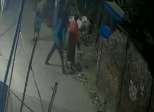 **চট্টগ্রামে অটোরিকশাচালককে পিটিয়ে হত্যা, নীরব দর্শক বহু মানুষ** চট্টগ্রাম নগরে প্রকাশ্য রাস্তায় লাঠি দিয়ে পিটিয়ে এক অটোরিকশাচালককে হত্যা করা হয়েছে। ঘটনার সময় আশপাশে অনেক মানুষ থাকলেও কেউ এগিয়ে আসেননি। বুধবার (২১ জানুয়ারি) রাতে বায়েজিদ বোস্তামী থানার আমিন জুট মিল এলাকার মিদ্যাপাড়ায় এ ঘটনা ঘটে। পুলিশ জানায়, নিহত ব্যক্তির নাম খোরশেদ আলম। তিনি সিএনজিচালিত অটোরিকশাচালক ছিলেন। মারধরের পর গুরুতর আহত অবস্থায় তাঁকে উদ্ধার করে হাসপাতালে নেওয়া হলে চিকিৎসক মৃত ঘোষণা করেন। ঘটনার একটি সিসিটিভি ভিডিও বুধবার রাতেই সামাজিক যোগাযোগমাধ্যমে ছড়িয়ে পড়ে। ভিডিওতে দেখা যায়, তিনজন ব্যক্তি খোরশেদের সঙ্গে প্রথমে কথা-কাটাকাটিতে জড়ান। একপর্যায়ে তাঁকে ধাক্কা দিতে দিতে লাঠি দিয়ে আঘাত করা হয়। মাটিতে পড়ে যাওয়ার পরও নিস্তেজ না হওয়া পর্যন্ত তাঁকে বেধড়ক মারধর করা হয়। পরে খোরশেদের নড়াচড়া বন্ধ হলে হামলাকারীরা সেখান থেকে চলে যায়। পুরো ঘটনাটি আশপাশের লোকজন দেখলেও কেউ বাধা দেয়নি। পুলিশ জানিয়েছে, নিহত খোরশেদের মাথা ও মুখমণ্ডলে একাধিক আঘাতের চিহ্ন পাওয়া গেছে। বায়েজিদ বোস্তামী থানার ভারপ্রাপ্ত কর্মকর্তা (ওসি) জাহিদুল কবির জানান, ভিডিও ফুটেজ দেখে মো. হোসেন নামের একজনকে শনাক্ত করা হয়েছে। আরও একজনকে আটক করা হয়েছে, তবে তদন্তের স্বার্থে তার নাম প্রকাশ করা হয়নি। অন্য জড়িতদের গ্রেপ্তারে অভিযান চলছে। ওসি আরও জানান, নিহত ব্যক্তি ও হামলাকারীদের মধ্যে আগে কোনো শত্রুতা বা বিরোধের তথ্য পাওয়া যায়নি। প্রাথমিকভাবে জানা গেছে, মুখের দুর্গন্ধ নিয়ে কথাকাটাকাটির জের ধরেই এই হত্যাকাণ্ড ঘটে। নিহতের পরিবারের পক্ষ থেকে মামলা করার প্রস্তুতি চলছে। উল্লেখ্য, এর আগেও বায়েজিদ বোস্তামী থানার এলাকায় সহিংস ঘটনার খবর পাওয়া গেছে, যা স্থানীয় নিরাপত্তা পরিস্থিতি নিয়ে উদ্বেগ বাড়াচ্ছে।