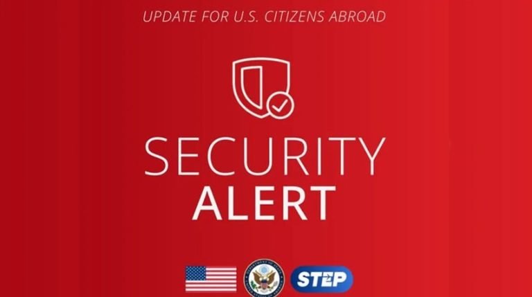 **বাংলাদেশে মার্কিন নাগরিকদের জন্য সতর্কতা জারি** বাংলাদেশে অবস্থানরত যুক্তরাষ্ট্রের নাগরিকদের জন্য সতর্কতা জারি করেছে ঢাকাস্থ মার্কিন দূতাবাস। এতে মার্কিন নাগরিকদের বাড়তি সতর্ক থাকার পাশাপাশি বিক্ষোভ ও সমাবেশ এড়িয়ে চলতে এবং বড় ধরনের জনসমাগমের আশপাশে চলাচলের ক্ষেত্রে সতর্কতা অবলম্বনের পরামর্শ দেওয়া হয়েছে। শুক্রবার (৩০ জানুয়ারি) সকালে দূতাবাসের ওয়েবসাইটসহ সামাজিক যোগাযোগমাধ্যম এক্স (সাবেক টুইটার) ও ফেসবুক পেজে এ সতর্কবার্তা প্রকাশ করা হয়। এর আগে সর্বশেষ গত বছরের ১৫ ডিসেম্বর বাংলাদেশে অবস্থানরত মার্কিন নাগরিকদের চলাচল নিয়ে একই ধরনের সতর্কতা জারি করেছিল ঢাকার মার্কিন দূতাবাস।