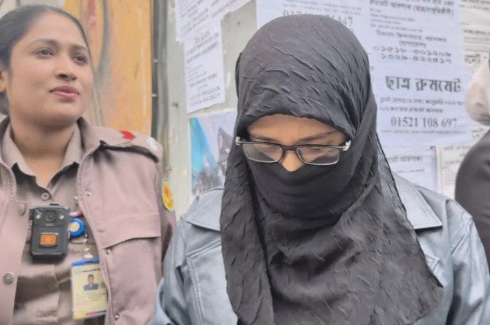 জগন্নাথ বিশ্ববিদ্যালয় কেন্দ্রীয় শিক্ষার্থী সংসদ (জকসু) নির্বাচনে ছাত্রশিবির সমর্থিত প্যানেলের ভিপি প্রার্থী রিয়াজুল ইসলামের স্ত্রী মাহিমা আক্তারকে হেনস্তা ও পরে পুলিশে দেওয়ার অভিযোগ উঠেছে ছাত্রদলের বিরুদ্ধে। তবে পরে পুলিশ তাকে ছেড়ে দেয়। ঘটনাটি ঘটে মঙ্গলবার সকাল সাড়ে দশটার দিকে বিশ্ববিদ্যালয়ের প্রধান ফটকের সামনে। জানা গেছে, মাহিমা বিশ্ববিদ্যালয়ের আইন বিভাগের ২০১৮-১৯ সেশনের শিক্ষার্থী। তিনি ক্যাম্পাসের বাইরে অবস্থান করছিলেন এবং হিজাব ও নিকাব পরিহিত ছিলেন। এ সময় শাখা ছাত্রদলের নেতাকর্মীরা তাকে দেখে পরিচয় জানতে চেয়ে মাস্ক খুলতে বলেন। ভুক্তভোগী মাহিমা আক্তার বলেন, “আমি বিশ্ববিদ্যালয়ের বাইরে অবস্থান করছিলাম। তখন ছাত্রদলের ভাইরা এসে আমাকে হেনস্তা করে। আমার সঙ্গে আমার একজন আত্মীয়ও ছিল। আমি হিজাব পরিহিত থাকায় তারা আমাকে মাস্ক খুলতে বলেছিল।” এ বিষয়ে শিবির সমর্থিত অদম্য জবিয়ান ঐক্য প্যানেলের ভিপি প্রার্থী রিয়াজুল ইসলাম বলেন, “তিনি আমার স্ত্রী এবং আইন বিভাগের ১৪ ব্যাচের শিক্ষার্থী। তিনি ক্যাম্পাসের বাইরে আমাদের প্যানেলের হয়ে কাজ করছিলেন। সকাল থেকেই ছাত্রদল গেটের বাইরে ধাক্কাধাক্কি শুরু করে। পরে পুলিশের সহায়তায় পরিস্থিতি স্বাভাবিক হয়। তারা ‘মব’ সৃষ্টি করেছিল, যা মোটেই কাম্য নয়।” জবি ছাত্রদলের পক্ষ থেকে এ ঘটনায় কোনো মন্তব্য পাওয়া যায়নি। বিশ্ববিদ্যালয়ের প্রক্টর অধ্যাপক ড. মুহাম্মদ তাজাম্মুল হক বলেন, বিষয়টি নজরে আসার পর তা সমাধান করা হয়েছে।