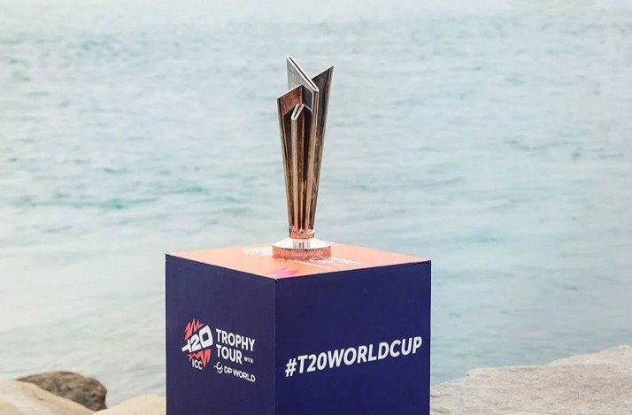 টি-টোয়েন্টি বিশ্বকাপ: ভারত একাধিক পাকিস্তানি বংশোদ্ভূত ক্রিকেটারের ভিসা দিচ্ছে না আগামী ৭ ফেব্রুয়ারি ভারত ও শ্রীলঙ্কার যৌথ আয়োজনে শুরু হতে যাওয়া টি-টোয়েন্টি বিশ্বকাপকে ঘিরে নতুন ভিসা সংকট তৈরি হয়েছে। ইতিমধ্যে বাংলাদেশ নিরাপত্তাজনিত কারণে ভারত সফরে অস্বীকৃতি জানিয়েছে। এবার সমস্যা দেখা দিয়েছে একাধিক পাকিস্তানি বংশোদ্ভূত ক্রিকেটারের ক্ষেত্রেও। যুক্তরাষ্ট্র, ওমান, সংযুক্ত আরব আমিরাত, ইতালি ও কানাডার বিভিন্ন দল থেকে নির্বাচিত পাকিস্তানি বংশোদ্ভূত ক্রিকেটাররা ভারতের ভিসা পেতে সমস্যার মুখোমুখি হচ্ছেন। সংশ্লিষ্ট ক্রিকেট বোর্ডগুলো এই বিষয়টি আইসিসি ও বিসিসিআইকে জানিয়েছে, তবে এখনও কোনো সমাধান বা আনুষ্ঠানিক জবাব মেলেনি। ভারত-পাকিস্তানের দূরবর্তী কূটনৈতিক সম্পর্কই ভিসা জটিলতার মূল কারণ হিসেবে চিহ্নিত করা হয়েছে। ভারত-পাকিস্তান সম্পর্ক ২০২৫ সালের মার্চে পেহেলগামে সন্ত্রাসী হামলার পর আরও সংকটপূর্ণ হয়ে ওঠে। ভারতের পক্ষ থেকে পাকিস্তানের সঙ্গে যোগাযোগ ও ভিসা প্রক্রিয়ায় কঠোর ব্যবস্থা নেওয়া হয়েছে, যা প্রভাব ফেলেছে পাকিস্তানি বংশোদ্ভূত ক্রিকেটারদের উপর। তবে পাকিস্তান দল সরাসরি ভারত না গিয়ে শ্রীলঙ্কায় হাইব্রিড মডেলে তাদের ম্যাচ খেলবে। এবারের বিশ্বকাপে মোট ২০টি দল পাঁচটি গ্রুপে ভাগ হয়ে প্রতিযোগিতা করবে। প্রতিটি গ্রুপের সেরা দুটি দল সুপার এইটে উঠবে। সেমিফাইনাল অনুষ্ঠিত হবে ৩ ও ৫ মার্চ, আর ফাইনাল ম্যাচ ৮ মার্চ। পাকিস্তান যদি ফাইনালে ওঠে, ম্যাচ হবে কলম্বোতে; অন্যথায় আহমেদাবাদে। সূত্র: এ-স্পোর্টস