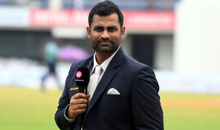 ভারতে বিশ্বকাপ খেলতে না যাওয়ার সিদ্ধান্ত নিয়ে তামিমের বক্তব্য ভারতে অনুষ্ঠিতব্য টি–টোয়েন্টি বিশ্বকাপে অংশ না নেওয়ার বিষয়ে বাংলাদেশ ক্রিকেট বোর্ডের (বিসিবি) সিদ্ধান্ত ঘিরে যখন নানা জল্পনা চলছে, তখন এ প্রসঙ্গে নিজের অবস্থান স্পষ্ট করেছেন বাংলাদেশের সাবেক অধিনায়ক তামিম ইকবাল। তিনি মনে করেন, চূড়ান্ত সিদ্ধান্ত ও আইসিসির সঙ্গে আলোচনা শেষ হওয়ার আগে প্রকাশ্যে মন্তব্য করা বিভ্রান্তি সৃষ্টি করে এবং পরিস্থিতিকে আরও জটিল করে তোলে। সম্প্রতি টাইগার পেসার মুস্তাফিজুর রহমানকে ঘিরে এই আলোচনার সূত্রপাত হয়। আইপিএলের সর্বশেষ মিনি নিলামে কলকাতা নাইট রাইডার্স তাকে ৯ কোটি ২০ লাখ রুপিতে দলে নিলেও টুর্নামেন্ট শুরুর আগেই স্কোয়াড থেকে বাদ দেওয়া হয় তাকে। অভিযোগ রয়েছে, ভারতের বিভিন্ন স্থানে কট্টরপন্থী সংগঠনগুলোর বিক্ষোভের জেরে এ সিদ্ধান্ত নেওয়া হয়েছে। এর প্রভাব পড়ে দুই দেশের ক্রিকেট সম্পর্কেও। এই প্রেক্ষাপটে বিসিবি ভারতে অনুষ্ঠিতব্য টি–টোয়েন্টি বিশ্বকাপে অংশ না নেওয়ার সিদ্ধান্ত নেয়। বিষয়টি নিয়ে প্রতিক্রিয়া জানাতে গিয়ে তামিম বলেন, “চূড়ান্ত সিদ্ধান্ত নেওয়ার পর এবং আইসিসির সঙ্গে আলোচনা শেষ হলে তবেই এ বিষয়ে কথা বলা উচিত। প্রতিটি ধাপে মন্তব্য করলে অপ্রয়োজনীয় অনিশ্চয়তা তৈরি হয়, যা এখন আমরা দেখছি।” তিনি আরও বলেন, “এক সপ্তাহ পর যদি সিদ্ধান্ত বদলে যায়, তখন আগের বক্তব্যের ব্যাখ্যা দেওয়া কঠিন হয়ে পড়ে। তাই আগে নিজেদের মধ্যে সিদ্ধান্ত নিয়ে সেটি আনুষ্ঠানিকভাবে জানানোই উত্তম।” নিরাপত্তা ও কূটনৈতিক বাস্তবতা প্রসঙ্গে তামিম বলেন, “আমরা আগে বহুবার ভারতে খেলতে গিয়েছি। তখন এমন পরিস্থিতি ছিল না এবং নিরাপত্তা নিয়েও কোনো শঙ্কা ছিল না। তবে বর্তমানে পরিস্থিতি ভিন্ন হতে পারে। যেহেতু আমার কাছে সব তথ্য নেই, তাই আমি চূড়ান্ত মন্তব্য করতে চাই না।” তিনি আরও যোগ করেন, “বিশ্বের অনেক জটিল সমস্যারই সমাধান আলোচনা ও সংলাপের মাধ্যমে সম্ভব।” সবশেষে বাংলাদেশের সাবেক এই অধিনায়ক বিসিবিকে সংযত ও আলোচনাভিত্তিক পথে এগোনোর পরামর্শ দেন। তার মতে, পারস্পরিক যোগাযোগ ও সমঝোতার মাধ্যমেই এই পরিস্থিতির গ্রহণযোগ্য সমাধান আসতে পারে।