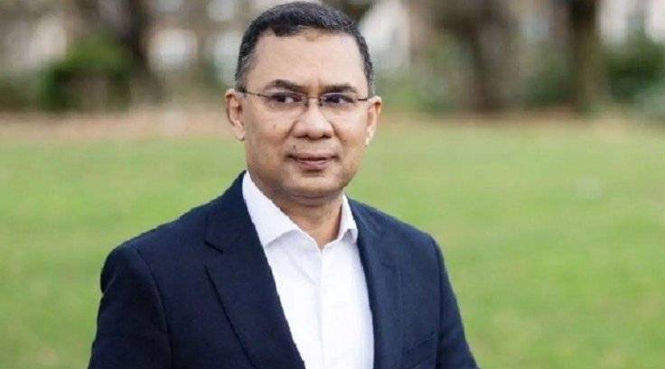 তারেক রহমান বিএনপির চেয়ারম্যান হচ্ছেন বিএনপির চেয়ারপারসন খালেদা জিয়ার মৃত্যুর পর দলটির চেয়ারম্যান পদটি শূন্য হয়ে গেছে। এ অবস্থায় বিএনপির ভারপ্রাপ্ত চেয়ারম্যান তারেক রহমানই দলের নতুন চেয়ারম্যান হচ্ছেন। তবে কবে, কখন এবং কোন প্রক্রিয়ায় তাঁকে আনুষ্ঠানিকভাবে চেয়ারম্যান পদে অধিষ্ঠিত করা হবে—সে বিষয়ে এখনো দলীয়ভাবে চূড়ান্ত সিদ্ধান্ত হয়নি। দলীয় সূত্র জানিয়েছে, সামনে জাতীয় নির্বাচন থাকায় এ বিষয়ে দ্রুত সিদ্ধান্ত নিতে হবে বিএনপিকে। সময়ের সঙ্গে সঙ্গে সাংগঠনিক ও নির্বাচনী প্রস্তুতির স্বার্থে চেয়ারম্যান পদে নেতৃত্বের বিষয়টি স্পষ্ট করা জরুরি হয়ে পড়েছে। বিএনপির দায়িত্বশীল একটি সূত্র জানায়, খালেদা জিয়ার মৃত্যুর পর দলের ভেতরে বর্তমানে সবচেয়ে সংবেদনশীল ও গুরুত্বপূর্ণ প্রশ্ন হয়ে দাঁড়িয়েছে—নির্বাচনী প্রচারের ব্যানার, ফেস্টুন, বিলবোর্ড, লিফলেট ও ডিজিটাল পোস্টারে কার ছবি ব্যবহার করা হবে। বিষয়টি নির্বাচন কমিশনের (ইসি) সঙ্গে আলোচনার মাধ্যমে দ্রুত সমাধান করতে হবে বিএনপি নেতৃত্বকে। দলীয় পর্যবেক্ষকদের মতে, এই সিদ্ধান্ত শুধু সাংগঠনিক নয়, বরং আসন্ন নির্বাচনী কৌশলের জন্যও অত্যন্ত গুরুত্বপূর্ণ।