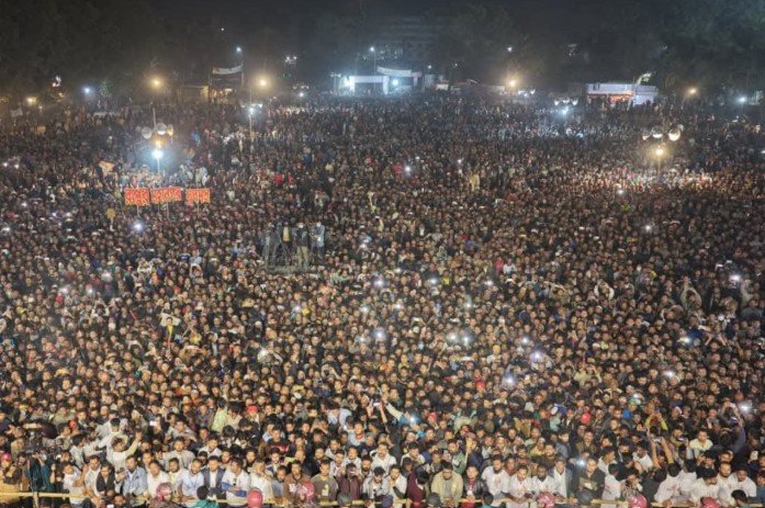 **‘হ্যাঁ’-এর পক্ষে ভোট দিতে দলমত নির্বিশেষে আহ্বান তারেক রহমানের** আসন্ন গণভোটে দলীয় পরিচয় ভুলে সবাইকে ‘হ্যাঁ’-এর পক্ষে ভোট দেওয়ার আহ্বান জানিয়েছেন বিএনপির চেয়ারম্যান তারেক রহমান। শুক্রবার রাতে রংপুরের ঐতিহাসিক কালেক্টরেট ঈদগাঁও মাঠে আয়োজিত জনসভায় প্রধান অতিথির বক্তব্যে তিনি এ আহ্বান জানান। তারেক রহমান বলেন, রংপুর শহীদ আবু সাঈদের রক্তে ভেজা পবিত্র ভূমি। আবু সাঈদ ও ওয়াসিমসহ প্রায় ১ হাজার ৪০০ শহীদ যে স্বপ্ন নিয়ে জীবন দিয়েছেন, সেই ‘জুলাই সনদ’ রক্ষা করা আমাদের নৈতিক দায়িত্ব। তিনি বলেন, ৫ আগস্টের গণ–অভ্যুত্থানে সাধারণ মানুষের যে ঐক্য তৈরি হয়েছিল, তা ধরে রাখতে হবে। নিশিরাত ও ডামি নির্বাচনের সময় শেষ হয়েছে উল্লেখ করে তিনি জনগণকে সচেতনভাবে ভোটাধিকার প্রয়োগের আহ্বান জানান। রংপুরের উন্নয়ন পরিকল্পনা তুলে ধরে বিএনপি চেয়ারম্যান বলেন, রংপুরকে গরিব অঞ্চল বলা হলেও এটি সম্ভাবনাময় এলাকা। রংপুরকে নতুনভাবে গড়ে তোলার লক্ষ্য রয়েছে বিএনপির। কৃষিভিত্তিক শিল্পকারখানা স্থাপন, ব্যবসায়ীদের বিশেষ সুবিধা এবং কর্মসংস্থান সৃষ্টির পরিকল্পনার কথা জানান তিনি। পাশাপাশি স্থানীয় আইটি প্রতিষ্ঠানগুলোকে নির্দিষ্ট সময়ের জন্য কর ছাড় দেওয়ার উদ্যোগ নেওয়া হবে বলেও জানান। কৃষক ও নারীদের কল্যাণে দলের ভবিষ্যৎ পরিকল্পনার কথা উল্লেখ করে তারেক রহমান বলেন, বিএনপি ক্ষমতায় গেলে কৃষকদের সর্বোচ্চ ১০ হাজার টাকা পর্যন্ত ঋণ মওকুফ করা হবে। কৃষি কার্ড চালু করে এক ফসলের বীজ ও কীটনাশক বিনামূল্যে দেওয়া হবে। নারীদের আর্থিক ক্ষমতায়নের জন্য ‘ফ্যামিলি কার্ড’ চালুর কথাও জানান তিনি। জনসভায় উপস্থিত মানুষের উদ্দেশে তিনি বলেন, “আমরা আমাদের পরিকল্পনা বলেছি, এখন আপনাদের পরিকল্পনা কী?” জবাবে জনতা ‘ধানের শীষ’ স্লোগান দিলে তিনি সবাইকে ফজরের নামাজ আদায় করে ভোটকেন্দ্রে গিয়ে ভোটাধিকার প্রয়োগের আহ্বান জানান।