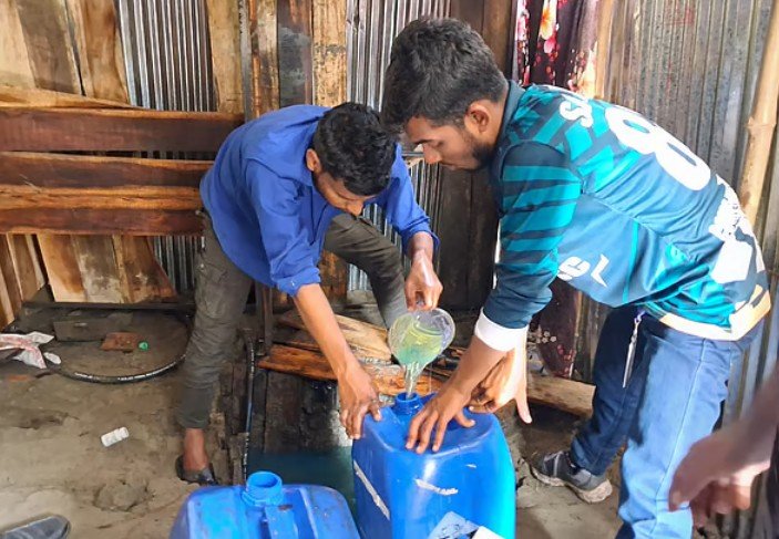 মিরসরাইয়ে বিপিসির পাইপলাইনের ওপর ঘর বানিয়ে ১০ ফুট মাটি খুঁড়ে তেল চুরি চেষ্টা চট্টগ্রামের মিরসরাইয়ে বাংলাদেশ পেট্রোলিয়াম করপোরেশনের (বিপিসি) তেল পরিবহনের পাইপলাইন ছিদ্র করে তেল চুরির ঘটনা ঘটেছে। বৃহস্পতিবার (৮ জানুয়ারি) সকালেই উপজেলার হাদি ফকিরহাট বাজারের উত্তর পাশে ঢাকা-চট্টগ্রাম মহাসড়কের কাছে এ ঘটনা ধরা পড়ে। পাইপলাইন থেকে তেল উপচে সড়কে পড়লে স্থানীয়দের নজরে আসে বিষয়টি। পুলিশ, ফায়ার সার্ভিস ও স্থানীয়রা জানান, এক মাস আগে পাইপলাইনটির ওপর টিনশেড ঘর নির্মাণ করেন স্থানীয় বাসিন্দা মো. আফসার। পরে তিনি ওই ঘর ভাড়া দেন খুলনার সোনাডাঙ্গার নাসির উদ্দিনের ছেলে আমিরুল ইসলামের কাছে। ঘর ভাড়া নিয়ে আমিরুল মাটি খুঁড়ে বিপিসির পাইপলাইনে ফুটো করে তেল চুরির চেষ্টা শুরু করেন। তবে আজ সকালে ছিদ্র দিয়ে অনিয়ন্ত্রিতভাবে তেল বের হওয়া শুরু হলে তিনি সরে পড়ে। এ সময় তেল আশপাশে ছড়িয়ে পড়ায় স্থানীয়রা বালতি ও মগসহ বিভিন্ন সরঞ্জাম নিয়ে তেল সংগ্রহ করতে থাকে। খবর পেয়ে উপজেলা প্রশাসন, পুলিশ ও ফায়ার সার্ভিস সদস্যরা ঘটনাস্থলে পৌঁছে। পরে বিপিসির কর্মকর্তারা এসে তেল সরবরাহ বন্ধ করে পরিস্থিতি সাময়িকভাবে নিয়ন্ত্রণে আনেন। উপজেলা সহকারী কমিশনার (ভূমি) আলা উদ্দিন কাদের জানান, হাদি ফকিরহাট এলাকায় মাটির প্রায় ১২ ফুট নিচে থাকা বিপিসির পাইপলাইন ফুটো করে তেল চুরির চেষ্টা করা হচ্ছিল। ঘটনাস্থল থেকে কয়েকটি ড্রাম তেল, একটি ড্রিল মেশিন ও অন্যান্য সরঞ্জাম উদ্ধার করা হয়েছে। বিপিসির এক কর্মকর্তা বলেন, পাইপলাইনের ক্ষয়ক্ষতি ও চুরি হওয়া তেলের পরিমাণ নিরূপণে তদন্ত চলছে। পাশাপাশি এ ঘটনায় আইনগত ব্যবস্থা গ্রহণের প্রস্তুতি নেওয়া হচ্ছে। মিরসরাই থানার উপপরিদর্শক শরিফুল ইসলাম জানান, পুলিশ মোতায়েন করা হয়েছে এবং বিপিসির পক্ষ থেকে মামলার প্রস্তুতি চলছে। ঘটনার সঙ্গে জড়িত ঘরের মালিক মো. আফসারের স্ত্রী নুরজাহান বেগমকে জিজ্ঞাসাবাদের জন্য হেফাজতে নেওয়া হয়েছে।