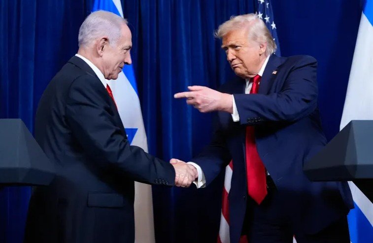 **গাজা ‘শান্তি বোর্ডে’ যোগ দিচ্ছেন যুদ্ধাপরাধে অভিযুক্ত নেতানিয়াহু** গাজায় যুদ্ধাপরাধের অভিযোগে আন্তর্জাতিক অপরাধ আদালতের (আইসিসি) গ্রেপ্তারি পরোয়ানা থাকা সত্ত্বেও ইসরায়েলের প্রধানমন্ত্রী বেনিয়ামিন নেতানিয়াহু যুক্তরাষ্ট্রের প্রেসিডেন্ট ডোনাল্ড ট্রাম্পের আমন্ত্রণে তথাকথিত ‘বোর্ড অব পিস’-এ যোগ দিতে সম্মত হয়েছেন। নেতানিয়াহুর এই অংশগ্রহণ বোর্ডটির নিরপেক্ষতা নিয়ে নতুন করে উদ্বেগ সৃষ্টি করেছে। বুধবার সামাজিক যোগাযোগমাধ্যমে দেওয়া এক ঘোষণায় নেতানিয়াহুর কার্যালয় জানায়, ট্রাম্পের আমন্ত্রণ গ্রহণ করে তিনি ‘বোর্ড অব পিস’-এ যোগ দিচ্ছেন। গাজায় ইসরায়েলের গণহত্যামূলক যুদ্ধের প্রেক্ষাপটে তাঁর বিরুদ্ধে যুদ্ধাপরাধ ও মানবতাবিরোধী অপরাধের অভিযোগে আইসিসির গ্রেপ্তারি পরোয়ানা রয়েছে। হামাসের সঙ্গে যুদ্ধবিরতির দ্বিতীয় ধাপের অংশ হিসেবে এই ‘বোর্ড অব পিস’ গঠনের ঘোষণা দেওয়া হয়। ট্রাম্পের পরিকল্পনা অনুযায়ী, বোর্ডটি গাজার শাসনব্যবস্থা গঠন, আঞ্চলিক সম্পর্ক উন্নয়ন, পুনর্গঠন, বিনিয়োগ আকর্ষণ, বড় আকারের তহবিল সংগ্রহ ও পুঁজি ব্যবস্থাপনার তদারকি করবে। বিশ্বের বিভিন্ন দেশের নেতাদের এই বোর্ডে যোগদানের আমন্ত্রণ জানানো হয়েছে। তবে নেতানিয়াহুর দপ্তর এর আগে নির্বাহী কমিটির গঠন নিয়ে আপত্তি তুলেছিল, কারণ এতে ইসরায়েলের আঞ্চলিক প্রতিদ্বন্দ্বী তুরস্ক অন্তর্ভুক্ত রয়েছে। এদিকে ২০২৩ সালে গাজায় মানবতাবিরোধী অপরাধের অভিযোগে আইসিসির জারি করা গ্রেপ্তারি পরোয়ানা উপেক্ষা করে নেতানিয়াহুর বোর্ডে যোগদান বোর্ডটির নিরপেক্ষতা নিয়ে গুরুতর প্রশ্ন তুলেছে। এই বোর্ডের নেতৃত্ব দেবেন ট্রাম্প নিজেই এবং সদস্য তালিকার ওপর তাঁরই নিয়ন্ত্রণ থাকবে। আল জাজিরার প্রতিবেদক নিদা ইব্রাহিম, যিনি অধিকৃত পশ্চিম তীরের কালান্দিয়া থেকে প্রতিবেদন করছেন, বলেন, “ফিলিস্তিনিরা নেতানিয়াহুকে ট্রাম্প প্রশাসনের গাজা শান্তি পরিকল্পনার দ্বিতীয় ধাপে এগিয়ে যাওয়ার পথে বড় বাধা হিসেবে দেখছে।” তাঁর মতে, নেতানিয়াহুর আগ্রহ মূলত হামাসকে নিরস্ত্রীকরণে সীমাবদ্ধ, কিন্তু তথাকথিত ‘ইয়েলো লাইন’-এর বাইরে সেনা প্রত্যাহারে তিনি আগ্রহী নন—যা দ্বিতীয় ধাপের একটি গুরুত্বপূর্ণ শর্ত। ইব্রাহিম আরও বলেন, নেতানিয়াহু আদৌ বোর্ডের দায়িত্ব পালন করবেন কি না, তা অনিশ্চিত। এ বিষয়ে ব্যাপক সংশয় রয়েছে। **একতরফা দায়বদ্ধতা** নেতানিয়াহুই একমাত্র ব্যক্তি নন, যাঁকে আইসিসি যুদ্ধাপরাধের অভিযোগে খুঁজছে। রাশিয়ার প্রেসিডেন্ট ভ্লাদিমির পুতিনকেও সোমবার এই বোর্ডে যোগদানের আমন্ত্রণ জানানো হয়েছে। ইউক্রেনে প্রায় চার বছর ধরে চলা যুদ্ধের ঘটনায় তাঁর বিরুদ্ধেও আইসিসিতে অভিযোগ রয়েছে। ক্রেমলিন জানিয়েছে, তারা ওয়াশিংটনের সঙ্গে প্রস্তাবটির “সব দিক স্পষ্ট করার চেষ্টা করছে”, তবে পুতিন এতে যোগ দেবেন কি না—সে বিষয়ে কিছু জানানো হয়নি। পুতিনের ঘনিষ্ঠ মিত্র বেলারুশের প্রেসিডেন্ট আলেক্সান্ডার লুকাশেঙ্কোকেও বোর্ডে আমন্ত্রণ জানানো হয়েছে বলে জানা গেছে। নেতানিয়াহুর দপ্তর আগে জানিয়েছিল, নির্বাহী কমিটি ইসরায়েল সরকারের সঙ্গে সমন্বয় না করেই গঠন করা হয়েছে এবং এটি তাদের নীতির পরিপন্থী। তবে আপত্তির নির্দিষ্ট কারণ তারা ব্যাখ্যা করেনি। ইসরায়েলের কট্টর ডানপন্থি অর্থমন্ত্রী বেজালেল স্মোটরিচ বোর্ডটির সমালোচনা করে গাজার ভবিষ্যৎ বিষয়ে ইসরায়েলের একতরফা দায়িত্ব নেওয়ার আহ্বান জানিয়েছেন। **বোর্ডের সদস্য ও আন্তর্জাতিক প্রতিক্রিয়া** বোর্ডের সদস্যদের মধ্যে রয়েছে সংযুক্ত আরব আমিরাত, মরক্কো, ভিয়েতনাম, বেলারুশ, হাঙ্গেরি, কাজাখস্তান ও আর্জেন্টিনা। যুক্তরাজ্য ও ইউরোপীয় ইউনিয়নের নির্বাহী শাখা আমন্ত্রণ পাওয়ার কথা স্বীকার করলেও এখনো অংশগ্রহণের সিদ্ধান্ত জানায়নি। নির্বাহী বোর্ডে রয়েছেন যুক্তরাষ্ট্রের পররাষ্ট্রমন্ত্রী মার্কো রুবিও, বিশেষ দূত স্টিভ উইটকফ, ট্রাম্পের জামাতা জ্যারেড কুশনার, সাবেক ব্রিটিশ প্রধানমন্ত্রী টনি ব্লেয়ার, অ্যাপোলো গ্লোবাল ম্যানেজমেন্টের সিইও মার্ক রোয়ান, বিশ্বব্যাংকের প্রেসিডেন্ট অজয় বঙ্গা এবং ট্রাম্পের উপ-জাতীয় নিরাপত্তা উপদেষ্টা রবার্ট গ্যাব্রিয়েল। হোয়াইট হাউস আরও জানিয়েছে, যুদ্ধবিরতি চুক্তি অনুযায়ী গাজার দ্বিতীয় ধাপ বাস্তবায়নের দায়িত্বে থাকবে ‘গাজা এক্সিকিউটিভ বোর্ড’ নামে আরেকটি বোর্ড। **আন্তর্জাতিক ব্যবস্থা ও জাতিসংঘ প্রসঙ্গ** কিছু গণমাধ্যম জানিয়েছে, সুইজারল্যান্ডের দাভোসে অনুষ্ঠিতব্য ওয়ার্ল্ড ইকোনমিক ফোরামের ফাঁকে ট্রাম্প ‘বোর্ড অব পিস’-এর সনদে স্বাক্ষর করতে পারেন। সেখানে তিনি বক্তব্যও দেওয়ার কথা রয়েছে। ট্রাম্প ইঙ্গিত দিয়েছেন, গাজা ছাড়াও বিশ্বব্যাপী সংকট ও সংঘাত মোকাবিলায় বোর্ডটির ভূমিকা বিস্তৃত হতে পারে। এতে করে জাতিসংঘকে প্রতিস্থাপনের সম্ভাবনার কথাও উঠে এসেছে—যে সংস্থাটিকে তিনি আগেও অকার্যকর বলে সমালোচনা করেছেন। মঙ্গলবার এক সাংবাদিকের প্রশ্নের জবাবে ট্রাম্প বলেন, জাতিসংঘ থাকা উচিত, কারণ এর সম্ভাবনা অনেক। তবে তিনি যোগ করেন, বোর্ড অব পিস “হয়তো” জাতিসংঘের জায়গা নিতে পারে, কারণ জাতিসংঘ “খুব একটা সহায়ক হয়নি” এবং “নিজের সম্ভাবনা কখনোই পূরণ করতে পারেনি”। এর জবাবে চীনের পররাষ্ট্র মন্ত্রণালয়ের একজন মুখপাত্র বলেন, জাতিসংঘের প্রতি বেইজিংয়ের সমর্থন অব্যাহত থাকবে। “আন্তর্জাতিক পরিস্থিতি যেভাবেই বদলাক না কেন, চীন জাতিসংঘকে কেন্দ্র করে গড়ে ওঠা আন্তর্জাতিক ব্যবস্থাকে দৃঢ়ভাবে সমর্থন করে,” তিনি বলেন। প্রথমে গাজা পুনর্গঠনের জন্য এই বোর্ডের ধারণা দেওয়া হলেও প্রতিবেদনে বলা হয়েছে, এর সনদে কেবল ফিলিস্তিনি ভূখণ্ডেই ভূমিকা সীমাবদ্ধ রাখা হয়নি। স্থায়ী আসনের জন্য দেশগুলোকে ১ বিলিয়ন ডলার দিতে হবে বলেও জানা গেছে। আজারবাইজান বুধবার বোর্ডে যোগদানের আমন্ত্রণ গ্রহণের কথা জানিয়েছে। পরে কসোভোও একই ঘোষণা দেয়। চীন আমন্ত্রণ পাওয়ার কথা নিশ্চিত করলেও এখনো সিদ্ধান্ত জানায়নি। অন্যদিকে, সুইডেন জানিয়েছে—বর্তমান খসড়া অনুযায়ী তারা অংশ নেবে না। নরওয়েও আমন্ত্রণ প্রত্যাখ্যান করবে বলে জানিয়েছে দেশটির প্রধানমন্ত্রীর দপ্তর। ইতালিও এতে যোগ দেবে না বলে দেশটির সংবাদপত্র *কোরিয়েরে দেলা সেরা* জানিয়েছে। প্রতিবেদনে বলা হয়, এতে যোগ দিলে ইতালির সংবিধান লঙ্ঘিত হবে, যেখানে বলা আছে—দেশটি কেবল সেই আন্তর্জাতিক সংস্থায় যোগ দিতে পারে, যেগুলো “রাষ্ট্রসমূহের মধ্যে সমান ভিত্তিতে শান্তি ও ন্যায়বিচার নিশ্চিত করে।”