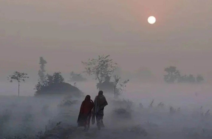 দেশের বিভিন্ন অঞ্চলে শৈত্যপ্রবাহ ও ঘন কুয়াশা অব্যাহত থাকার আভাস টাঙ্গাইল, ফরিদপুর ও মাদারীপুরসহ দেশের বেশ কয়েকটি অঞ্চলের ওপর দিয়ে বয়ে যাওয়া মৃদু থেকে মাঝারি ধরনের শৈত্যপ্রবাহ আরও কিছুদিন অব্যাহত থাকতে পারে বলে জানিয়েছে আবহাওয়া অধিদপ্তর। বুধবার প্রকাশিত পূর্বাভাসে সংস্থাটি এ তথ্য জানায়। আবহাওয়া অফিস জানায়, সারা দেশে মধ্যরাত থেকে সকাল পর্যন্ত মাঝারি থেকে ঘন কুয়াশা পড়ার সম্ভাবনা রয়েছে। কোথাও কোথাও এই কুয়াশা দুপুর পর্যন্ত স্থায়ী হতে পারে। এর ফলে যান চলাচলসহ স্বাভাবিক জনজীবনে সাময়িক বিঘ্ন ঘটতে পারে বলে সতর্ক করেছে কর্তৃপক্ষ। বুধবার সন্ধ্যা ৬টা থেকে পরবর্তী ২৪ ঘণ্টার পূর্বাভাস অনুযায়ী, অস্থায়ীভাবে আংশিক মেঘলা আকাশ থাকতে পারে, তবে সারা দেশের আবহাওয়া শুষ্কই থাকবে। টাঙ্গাইল, ফরিদপুর, মাদারীপুর, গোপালগঞ্জ, কিশোরগঞ্জ, মানিকগঞ্জ, নরসিংদী, নারায়ণগঞ্জ, নেত্রকোনা, মৌলভীবাজার, লক্ষ্মীপুর ও কুমিল্লা জেলাসহ রাজশাহী, রংপুর, খুলনা এবং বরিশাল বিভাগের ওপর দিয়ে বর্তমানে শৈত্যপ্রবাহ বিরাজ করছে এবং তা অপরিবর্তিত থাকতে পারে। এ সময় রাতের তাপমাত্রা প্রায় অপরিবর্তিত এবং দিনের তাপমাত্রা সামান্য বাড়তে পারে। বৃহস্পতিবারের পূর্বাভাসেও একই ধরনের পরিস্থিতির কথা বলা হয়েছে। ওইদিনও আংশিক মেঘলা আকাশসহ আবহাওয়া শুষ্ক থাকতে পারে। মধ্যরাত থেকে সকাল পর্যন্ত ঘন কুয়াশা পড়তে পারে এবং কোথাও কোথাও তা দুপুর পর্যন্ত থাকতে পারে। রাতের তাপমাত্রা সামান্য বাড়লেও দিনের তাপমাত্রা প্রায় অপরিবর্তিত থাকতে পারে। শুক্রবার সন্ধ্যা ৬টা থেকে পরবর্তী ২৪ ঘণ্টায় বিরাজমান শৈত্যপ্রবাহ অব্যাহত থাকার পাশাপাশি সারা দেশে মাঝারি থেকে ঘন কুয়াশা পড়তে পারে। এ সময় রাত ও দিনের তাপমাত্রা সামান্য কমে যেতে পারে বলে জানানো হয়েছে। শনিবারের পূর্বাভাসে বলা হয়েছে, সারা দেশে আবহাওয়া শুষ্ক থাকবে এবং ঘন কুয়াশা অব্যাহত থাকতে পারে। তবে ওইদিন রাত ও দিনের তাপমাত্রা কিছুটা বাড়ার সম্ভাবনা রয়েছে। রোববারেও দেশের আবহাওয়া প্রায় একই রকম থাকবে বলে ধারণা দিচ্ছে আবহাওয়া অধিদপ্তর। আংশিক মেঘলা আকাশ ও শুষ্ক আবহাওয়ার সঙ্গে মধ্যরাত থেকে সকাল পর্যন্ত ঘন কুয়াশা পড়তে পারে। সেদিন রাতের তাপমাত্রা সামান্য কমতে পারে এবং দিনের তাপমাত্রা প্রায় অপরিবর্তিত থাকবে। আবহাওয়া বিশেষজ্ঞরা বলছেন, জানুয়ারি মাসজুড়ে শীতের তীব্রতা আরও বাড়তে পারে। তাই প্রয়োজন ছাড়া ভোরে বাইরে বের না হওয়া এবং শীতজনিত রোগ থেকে সতর্ক থাকার পরামর্শ দেওয়া হয়েছে।
