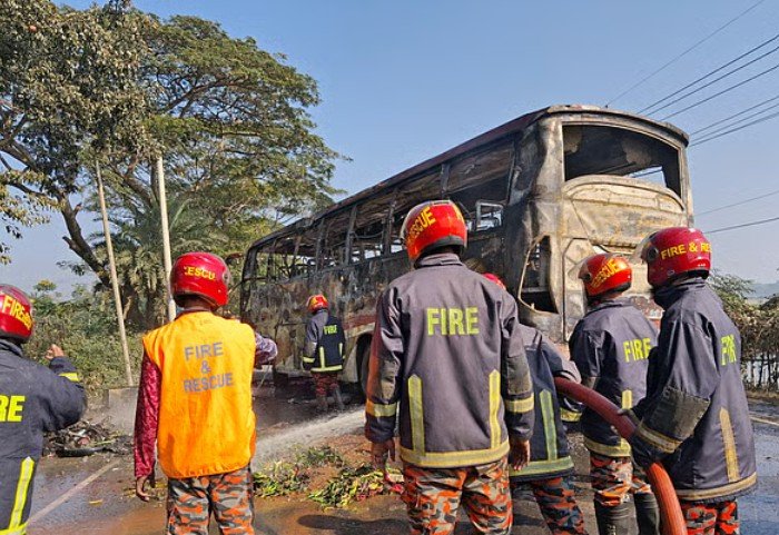 দাউদকান্দিতে তিন যানবাহনের সংঘর্ষের পর ভয়াবহ অগ্নিকাণ্ড, দগ্ধ হয়ে নিহত ৪ কুমিল্লার দাউদকান্দিতে যাত্রীবাহী বাস, ব্যাটারিচালিত অটোরিকশা ও মোটরসাইকেলের সংঘর্ষের পর ভয়াবহ অগ্নিকাণ্ডের ঘটনা ঘটেছে। এতে দগ্ধ হয়ে দুই শিশুসহ চারজনের মৃত্যু হয়েছে। আহত হয়েছেন অন্তত ৩০ জন। শুক্রবার দুপুর সোয়া ১২টার দিকে ঢাকা–চট্টগ্রাম মহাসড়কের দাউদকান্দি উপজেলার বানিয়াপাড়া এলাকায় এই দুর্ঘটনা ঘটে। দাউদকান্দি হাইওয়ে থানার ভারপ্রাপ্ত কর্মকর্তা (ওসি) মোহাম্মদ ইকবাল বাহার মজুমদার জানান, নিহতদের মধ্যে তিনজন বাসের যাত্রী এবং একজন মোটরসাইকেল চালক। তবে তাৎক্ষণিকভাবে তাদের নাম-পরিচয় জানা যায়নি। স্থানীয় সূত্রে জানা যায়, ঢাকা থেকে চট্টগ্রামগামী সিডিএম পরিবহনের একটি যাত্রীবাহী বাস নিয়ন্ত্রণ হারিয়ে মহাসড়কে উল্টে যায়। বাসটি উল্টে যাওয়ার সঙ্গে সঙ্গে আগুন ধরে যায়। এ সময় বাসটির সঙ্গে একটি ব্যাটারিচালিত অটোরিকশা ও একটি মোটরসাইকেলের সংঘর্ষ হয়। আগুন দ্রুত ছড়িয়ে পড়লে দগ্ধ হয়ে চারজনের মৃত্যু হয় এবং অন্তত ৩০ জন আহত হন। দুর্ঘটনার পর চট্টগ্রামমুখী লেনে বানিয়াপাড়া থেকে গৌরীপুর পর্যন্ত প্রায় পাঁচ কিলোমিটার এলাকাজুড়ে তীব্র যানজট সৃষ্টি হয়। খবর পেয়ে ফায়ার সার্ভিসের দাউদকান্দি ইউনিট, দাউদকান্দি হাইওয়ে পুলিশ এবং কুমিল্লার সহকারী পুলিশ সুপার ঘটনাস্থলে পৌঁছে আগুন নিয়ন্ত্রণে আনেন। পরে দুর্ঘটনাকবলিত বাসটি সড়ক থেকে সরিয়ে নেওয়া হলে দুপুর দুইটার দিকে যান চলাচল স্বাভাবিক হয়।