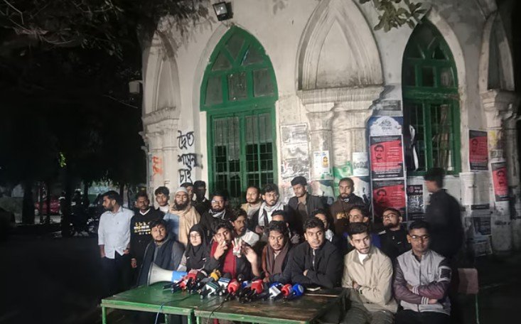 **জুলাই হত্যাকাণ্ড: ওসি–এসপিদের তালিকা করছে বৈষম্যবিরোধী ছাত্র আন্দোলন** জুলাই অভ্যুত্থানের সময় যেসব থানা এলাকায় ছাত্র–জনতা নিহত হয়েছেন, সেসব থানার তৎকালীন ভারপ্রাপ্ত কর্মকর্তা (ওসি) ও জেলা পুলিশ সুপার (এসপি)সহ ঊর্ধ্বতন পুলিশ কর্মকর্তাদের তালিকা করছে বৈষম্যবিরোধী ছাত্র আন্দোলন। তালিকা চূড়ান্ত হওয়ার পর সংশ্লিষ্ট কর্মকর্তাদের বিরুদ্ধে আন্তর্জাতিক অপরাধ ট্রাইব্যুনালে মামলা করা হবে বলে জানিয়েছে সংগঠনটি। রোববার সন্ধ্যায় ঢাকা বিশ্ববিদ্যালয়ের মধুর ক্যানটিনে আয়োজিত এক সংবাদ সম্মেলনে বৈষম্যবিরোধী ছাত্র আন্দোলনের সভাপতি রিফাত রশিদ এ তথ্য জানান। রিফাত রশিদ বলেন, জুলাই গণ–অভ্যুত্থানের সময় যেসব থানার আওতায় ছাত্র–জনতাকে হত্যা করা হয়েছে, সেসব থানার ওসি থেকে শুরু করে এসপি ও তদূর্ধ্ব কমান্ডিং অফিসারদের নাম সংগ্রহ করা হচ্ছে। এই তালিকা ট্রাইব্যুনালে জমা দিয়ে তাঁদের বিরুদ্ধে মামলা করার সিদ্ধান্ত নিয়েছে বৈষম্যবিরোধী ছাত্র আন্দোলন। উল্লেখ্য, সরকারি চাকরিতে কোটা সংস্কারের দাবিতে ২০২৪ সালের জুলাই মাসে বৈষম্যবিরোধী ছাত্র আন্দোলনের নেতৃত্বে দেশব্যাপী আন্দোলন শুরু হয়। তৎকালীন আওয়ামী লীগ সরকারের দমন–পীড়নের মুখে সেই আন্দোলন একপর্যায়ে গণ–অভ্যুত্থানে রূপ নেয়। এতে বহু হতাহতের ঘটনা ঘটে এবং শেষ পর্যন্ত ক্ষমতাচ্যুত হয়ে তৎকালীন প্রধানমন্ত্রী শেখ হাসিনা ভারতে পালিয়ে যান। অভ্যুত্থানের পর গঠিত অন্তর্বর্তী সরকার জুলাই হত্যাকাণ্ডসহ আওয়ামী লীগের শাসনামলে সংঘটিত মানবতাবিরোধী অপরাধের বিচারে আন্তর্জাতিক অপরাধ ট্রাইব্যুনাল পুনর্গঠন করে। এরই মধ্যে একটি মামলায় শেখ হাসিনা ও তাঁর সরকারের স্বরাষ্ট্রমন্ত্রী আসাদুজ্জামান খানের মৃত্যুদণ্ডের রায় হয়েছে। পাশাপাশি তৎকালীন পুলিশ মহাপরিদর্শক (আইজিপি) চৌধুরী আবদুল্লাহ আল–মামুনকে পাঁচ বছরের কারাদণ্ড দেওয়া হয়েছে। সংবাদ সম্মেলনে বৈষম্যবিরোধী ছাত্র আন্দোলনের পক্ষ থেকে তিন দফা দাবি ও দুটি কর্মসূচি ঘোষণা করা হয়। প্রথম দাবিতে সংগঠনটি হবিগঞ্জ জেলা শাখার নেতা মাহদী হাসানকে নিঃশর্ত মুক্তি দেওয়ার পাশাপাশি শায়েস্তাগঞ্জ থানার ওসিকে প্রত্যাহারের দাবি জানায়। দ্বিতীয় দাবিতে জুলাই গণ–অভ্যুত্থানে অংশ নেওয়া ছাত্র, শ্রমিক ও সাধারণ জনগণের ১ জুলাই থেকে ৮ আগস্ট পর্যন্ত সব কর্মকাণ্ডের জন্য দায়মুক্তি দিয়ে আগামী ২৪ ঘণ্টার মধ্যে অধ্যাদেশ জারির দাবি করা হয়। তৃতীয় দাবিতে জুলাই বিপ্লবে গুরুত্বপূর্ণ ভূমিকা রাখা সেনা, নৌ ও বিমানবাহিনীসহ সামরিক, আধা সামরিক ও বেসামরিক প্রশাসনের কর্মকর্তা–কর্মচারীদের অবদান লিপিবদ্ধ করা, তাঁদের সম্মাননা ও আইনি সুরক্ষা নিশ্চিত করা এবং হয়রানি বন্ধে একটি স্থায়ী কমিশন গঠনের আহ্বান জানানো হয়। একই সঙ্গে ২০০৯ সালের ২৫ ফেব্রুয়ারি থেকে পদোন্নতিবঞ্চিত সশস্ত্র বাহিনীর কর্মকর্তাদের দ্রুত পদোন্নতি ও গুরুত্বপূর্ণ পদে পদায়নের দাবিও তোলা হয়। দুটি কর্মসূচির কথা তুলে ধরে রিফাত রশিদ বলেন, কোনো ধরনের টালবাহানা নয়—এবার অবশ্যই দৃশ্যমান ব্যবস্থা নেওয়া হবে। তিনি জানান, দায়মুক্তির অধ্যাদেশ জারির দাবিতে রাষ্ট্রপতির মাধ্যমে আইন ও স্বরাষ্ট্র উপদেষ্টার সঙ্গে তাৎক্ষণিকভাবে যোগাযোগ করে চাপ সৃষ্টি করা হবে এবং এই কার্যক্রম ইতোমধ্যে শুরু হয়েছে। মাহদী হাসানের জামিন প্রসঙ্গে তিনি বলেন, একটি মামলায় জামিন পেলেও তাঁকে এখনো নিঃশর্ত মুক্তি দেওয়া হয়নি। ফলে তাঁদের প্রথম দাবি পূরণ হয়নি এবং আন্দোলন অব্যাহত থাকবে। সংবাদ সম্মেলনে বৈষম্যবিরোধী ছাত্র আন্দোলনের মুখ্য সমন্বয়ক হাসিব আল ইসলামসহ সংগঠনের অন্যান্য নেতা–কর্মীরা উপস্থিত ছিলেন।