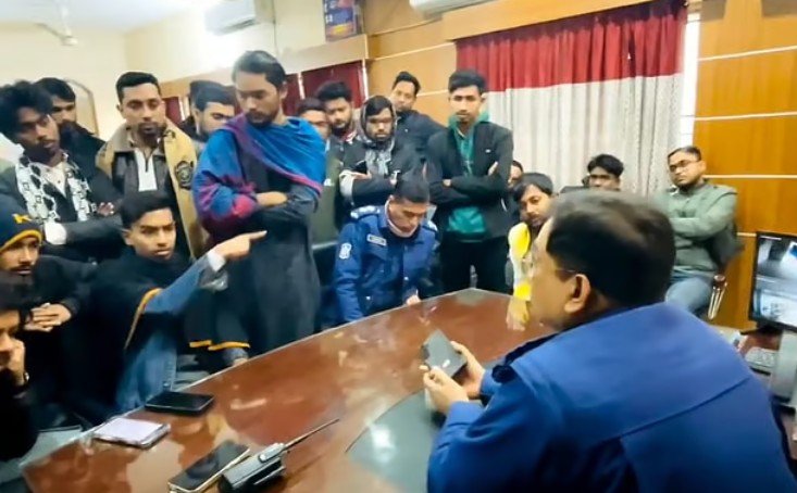 ‘বানিয়াচং থানা আমরা পুড়িয়ে দিয়েছিলাম’ বলায় বৈষম্যবিরোধী নেতা আটক হবিগঞ্জে বৈষম্যবিরোধী ছাত্র আন্দোলনের সেই নেতা মাহদী হাসানকে পুলিশ আটক করেছে, যিনি সম্প্রতি “বানিয়াচং থানা আমরা পুড়িয়ে দিয়েছিলাম, এসআই সন্তোষকে আমরা জ্বালাই দিয়েছিলাম” বলে বিতর্ক সৃষ্টি করেছিলেন। শনিবার সন্ধ্যা সাতটার দিকে শহরের শায়েস্তানগরে গণ অধিকার পরিষদের জেলা সভাপতি চৌধুরী আশরাফুল বারীর বাড়ি থেকে তাকে আটক করা হয়। বর্তমানে তিনি সদর থানার হেফাজতে আছেন। মাহদী হাসান হবিগঞ্জ বৃন্দাবন সরকারি কলেজের স্নাতক প্রথম বর্ষের ছাত্র এবং হবিগঞ্জ জেলা বৈষম্যবিরোধী ছাত্র আন্দোলনের সাধারণ সম্পাদক। তাঁর বাড়ি হবিগঞ্জ সদর উপজেলার ভাদৈ এলাকায়। এছাড়া, মাহদী হাসানের আটক খবরে বৈষম্যবিরোধী ছাত্র আন্দোলনের কর্মীরা সদর থানার সামনে অবস্থান নেন। পুলিশ থানার প্রধান ফটক বন্ধ করে অতিরিক্ত পুলিশ মোতায়েন করেছে। আন্দোলনের নেতা তুষার আহমেদ দাবি করেছেন, মাহদীকে বিনা মামলায় আটক করা হয়েছে এবং তাকে ছাড়া না হওয়া পর্যন্ত তারা থানার সামনে অবস্থান করবেন। পুলিশ ও স্থানীয় সূত্র জানায়, গত বৃহস্পতিবার শায়েস্তাগঞ্জ সদর ইউনিয়ন ছাত্রলীগের সহসভাপতি এনামুল হাসানকে আটক করা হয়েছিল। মাহদীর নেতৃত্বে আন্দোলনকারীরা গত শুক্রবার থানার ভেতরে অবস্থান নেন এবং ওই সময়ের একটি ভিডিও সামাজিক মাধ্যমে ছড়িয়ে পড়ে। ভিডিওতে মাহদী হাসান বলেন, “জুলাই আন্দোলনের মধ্য দিয়ে আমরা সরকার গঠন করেছি, এই জায়গায় আপনারা আমাদের প্রশাসনের লোক। আবার আমাদের সঙ্গে বার্গেনিং করছেন। বানিয়াচং থানা আমরা পুড়িয়ে দিয়েছিলাম, এসআই সন্তোষকে আমরা জ্বালাই দিয়েছি।” এরপর মাহদী হাসান প্রথম আলোর প্রতিবেদকের কাছে একটি ভিডিও বার্তায় জানান, “উত্তেজনাপূর্ণ পরিস্থিতিতে অসাবধানতাবশত একটি ভুল কথা দেশবাসীর কাছে পৌঁছেছে।”