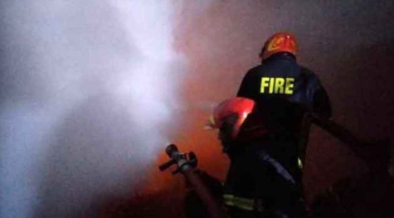 **রাজধানীর আবাসিক ভবনে ভয়াবহ অগ্নিকাণ্ড** রাজধানীর বনানীর চেয়ারম্যান বাড়ি এলাকায় একটি পাঁচতলা আবাসিক ভবনের গুদামে ভয়াবহ আগুন লেগেছে। শুক্রবার (৩০ জানুয়ারি) সন্ধ্যা সোয়া ৭টার দিকে আগুনের সূত্রপাত হয়। ফায়ার সার্ভিস সূত্র জানায়, ভবনটির পঞ্চম তলায় কর্কশিট ও হার্ডবোর্ড সংরক্ষিত একটি গোডাউনে রাত ৭টা ৫ মিনিটের দিকে হঠাৎ আগুন ধরে যায়। খবর পাওয়ার দুই মিনিটের মধ্যেই কুর্মিটোলা ও বারিধারা ফায়ার স্টেশনের চারটি ইউনিট ঘটনাস্থলের উদ্দেশে রওনা দেয়। যানজট পেরিয়ে রাত ৭টা ২২ মিনিটে ফায়ার কর্মীরা পৌঁছে আগুন নিয়ন্ত্রণ ও উদ্ধারকাজ শুরু করেন। প্রত্যক্ষদর্শীরা জানান, হঠাৎ ভবনের ওপরের একটি তলা থেকে ধোঁয়া ও আগুনের শিখা বের হতে দেখা যায়। অল্প সময়ের মধ্যেই আগুন ছড়িয়ে পড়লে ভবনের বাসিন্দা ও আশপাশের লোকজনের মধ্যে আতঙ্ক ছড়িয়ে পড়ে। অনেকেই নিরাপত্তার জন্য দ্রুত ভবন ছেড়ে নিচে নেমে আসেন। এ প্রতিবেদন লেখা পর্যন্ত কোনো হতাহতের খবর পাওয়া যায়নি। তবে ভেতরে কেউ আটকা পড়েছেন কি না, তা খতিয়ে দেখছেন ফায়ার সার্ভিসের কর্মীরা। আগুন লাগার কারণ ও ক্ষয়ক্ষতির পরিমাণ তদন্ত শেষে জানা যাবে।