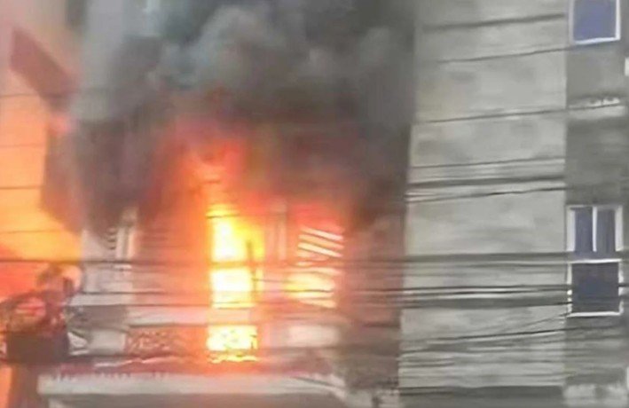 **উত্তরায় অগ্নিকাণ্ডে দম্পতি ও শিশু সন্তানসহ ৬ জন নিহত** রাজধানীর উত্তরা ১১ নম্বর সেক্টরের একটি আবাসিক ভবনে শুক্রবার সকালে অগ্নিকাণ্ডে ছয়জনের মৃত্যু হয়েছে। ফায়ার সার্ভিসের তথ্য অনুযায়ী, শুক্রবার সকাল ৭টা ৫০ মিনিটে উত্তরা ১১ নম্বর সেক্টরের সাত তলা ভবনের দ্বিতীয় তলায় এই অগ্নিকাণ্ডের ঘটনা ঘটে। নিহতরা হলেন ফজলে রাব্বি রিজভী (৩৮), তার স্ত্রী আফরোজা আক্তার, ছেলে মো. রিশান (২.৫ বছর), রোদেলা আক্তার (১৪), মো. হারিছ (৫২) এবং মো. রাহাব (১৭)। আফরোজার বোন আফরিন জাহান জানান, জাতীয় বার্ন ও প্লাস্টিক সার্জারি ইনস্টিটিউটের জরুরি বিভাগে নিয়ে আসার পর আফরোজাকে মৃত ঘোষণা করা হয়। বাকিদের লাশ কুয়েত মৈত্রী হাসপাতালে নেওয়া হয়েছে। চিকিৎসকদের ধারণা, নিহতরা সবাই ধোঁয়ার কারণে মারা গেছেন; দগ্ধ হয়েছেন বলে জানা যায়নি। ফায়ার সার্ভিসের কেন্দ্রীয় মিডিয়া সেলের কর্মকর্তা তালহা বিন জসিম জানান, আগুন লাগার খবর পেয়ে দুটি ইউনিট ঘটনাস্থলে গিয়ে সকাল ৮টা ২৫ মিনিটে আগুন নিয়ন্ত্রণে আনে। সকাল ১০টার দিকে পুরোপুরি আগুন নিভানো সম্ভব হয়। কীভাবে অগ্নিকাণ্ডের সূত্রপাত হয়েছিল তা এখনও নিশ্চিত হওয়া যায়নি। অগ্নিকাণ্ডের কারণ ও ক্ষয়ক্ষতির পরিমাণ পরবর্তী তদন্তে জানা যাবে। উত্তরা পশ্চিম থানার ভারপ্রাপ্ত কর্মকর্তা (ওসি) রফিক আহমেদ জানান, নিহতদের মধ্যে তিনজন একই পরিবারের সদস্য। প্রাথমিকভাবে জানা গেছে, তারা ভবনের পাঁচ তলায় ভাড়া থাকতেন।