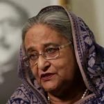 **দিল্লিতে শেখ হাসিনার সঙ্গে যুক্তরাজ্য আওয়ামী লীগের নেতাদের সাক্ষাৎ** গণ–অভ্যুত্থানে ক্ষমতাচ্যুত হয়ে ভারতে আশ্রয় নেওয়া সাবেক প্রধানমন্ত্রী শেখ হাসিনার সঙ্গে সাক্ষাৎ করেছেন যুক্তরাজ্য আওয়ামী লীগের একদল নেতা। লন্ডন থেকে যাওয়া পাঁচ সদস্যের একটি প্রতিনিধিদল ২১ জানুয়ারি দিল্লিতে তাঁর সঙ্গে সাক্ষাৎ করেন। সাক্ষাৎকারী নেতারা হলেন—যুক্তরাজ্য আওয়ামী লীগের সভাপতি জালাল উদ্দীন, সাধারণ সম্পাদক সৈয়দ সাজিদুর রহমান ফারুক, যুগ্ম সাধারণ সম্পাদক ও সিলেট সিটি করপোরেশনের সাবেক মেয়র আনোয়ারুজ্জামান চৌধুরী, সাংগঠনিক সম্পাদক আহাদ চৌধুরী এবং যুক্তরাজ্য যুবলীগের যুগ্ম সাধারণ সম্পাদক জামাল খান। এক সপ্তাহের ভারত সফর শেষে ২৬ জানুয়ারি তাঁরা লন্ডনে ফিরে যান। নাম প্রকাশ না করার শর্তে প্রতিনিধিদলের একাধিক সদস্য সাক্ষাতের বিষয়টি নিশ্চিত করেছেন। তাঁদের ভাষ্য অনুযায়ী, কঠোর নিরাপত্তাব্যবস্থার মধ্যে সাক্ষাৎটি অনুষ্ঠিত হয়। মোবাইল ফোনসহ কোনো ব্যক্তিগত সামগ্রী সঙ্গে নেওয়ার অনুমতি ছিল না। শেখ হাসিনার অনুমোদনের পর নিরাপত্তা যাচাই শেষে নিরাপত্তা বাহিনীর গাড়িতে করে তাঁদের তাঁর বাসভবনে নেওয়া হয়। এক নেতা জানান, প্রায় পাঁচ ঘণ্টা ধরে শেখ হাসিনার সঙ্গে আলোচনা হয়েছে। তাঁকে আত্মবিশ্বাসী ও সুস্থ মনে হয়েছে, যদিও সামান্য ওজন কমেছে বলে ধারণা করেছেন তিনি। একই সূত্রে জানা যায়, দিল্লিতে শেখ হাসিনাকে একটি সুসজ্জিত ও বহুস্তর নিরাপত্তাবেষ্টিত বাসভবনে রাখা হয়েছে। তাঁর সেবা ও নিরাপত্তায় নিয়োজিত রয়েছে একাধিক ব্যক্তি। শেখ হাসিনার ছোট বোন শেখ রেহানাও নিয়মিতভাবে লন্ডন থেকে দিল্লিতে গিয়ে তাঁর সঙ্গে অবস্থান করেন বলে জানান তাঁরা। ২০২৪ সালের ৫ আগস্ট দেশ ছাড়ার পর শেখ হাসিনা বিভিন্ন সময়ে বিবৃতি ও রেকর্ড করা বক্তব্যের মাধ্যমে মত প্রকাশ করেছেন। তবে এখনো তাঁকে প্রকাশ্যে বা ভিডিও কনফারেন্সে দেখা যায়নি। ২৩ জানুয়ারি নয়াদিল্লিতে আওয়ামী লীগের একটি সংবাদ সম্মেলনে তাঁর রেকর্ড করা অডিও বক্তব্য প্রচার করা হয়। এদিকে শেখ হাসিনার ছেলে সজীব ওয়াজেদ জয় সম্প্রতি আল-জাজিরাকে দেওয়া এক সাক্ষাৎকারে ইঙ্গিত দিয়েছেন, তাঁর মা রাজনীতি থেকে সরে যাওয়ার পরিকল্পনা করেছেন এবং দেশে ফিরে অবসর নিতে চান। উল্লেখ্য, ২০০৯ থেকে ২০২৪ সাল পর্যন্ত টানা ১৫ বছরের বেশি সময় দেশ শাসন করেন শেখ হাসিনা। এই সময়ে গুম, বিচারবহির্ভূত হত্যা ও দমন-পীড়নের অভিযোগ উঠে আসে। ২০২৪ সালের জুলাই–আগস্টে সরকারবিরোধী আন্দোলন দমনে সংঘটিত সহিংসতায় বিপুলসংখ্যক মানুষের প্রাণহানির অভিযোগে আন্তর্জাতিক অপরাধ ট্রাইব্যুনালে তাঁর বিরুদ্ধে বিচার চলছে। তাঁকে বিচারের মুখোমুখি করতে ভারত সরকারের কাছে একাধিকবার অনুরোধ জানিয়েছে অন্তর্বর্তী সরকার, তবে এ বিষয়ে ভারতের পক্ষ থেকে এখনো স্পষ্ট অবস্থান জানানো হয়নি।