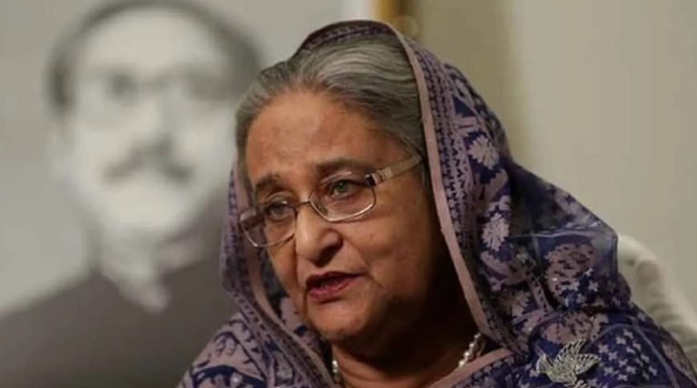 হাসিনার আমৃত্যু কারাদণ্ডের মামলার আপিল শুনানি কার্য তালিকায় চব্বিশের জুলাই–আগস্ট গণঅভ্যুত্থানের সময় সংঘটিত মানবতাবিরোধী অপরাধের মামলায় ক্ষমতাচ্যুত ও পলাতক সাবেক প্রধানমন্ত্রী শেখ হাসিনা এবং সাবেক স্বরাষ্ট্রমন্ত্রী আসাদুজ্জামান খান কামালের আমৃত্যু কারাদণ্ডের রায়ের বিরুদ্ধে রাষ্ট্রপক্ষের করা আপিল আপিল বিভাগের চেম্বার আদালতের কার্য তালিকায় অন্তর্ভুক্ত হয়েছে। আপিল বিভাগের চেম্বার বিচারপতি মো. রেজাউল হকের আদালতের বৃহস্পতিবারের কার্য তালিকায় মামলাটি ৫৮ নম্বর ক্রমিকে রাখা হয়েছে। এর আগে গত ১৫ ডিসেম্বর আন্তর্জাতিক অপরাধ ট্রাইব্যুনালের রায়ের বিরুদ্ধে রাষ্ট্রপক্ষ আপিল দায়ের করে। আপিলে আসামিদের জন্য মৃত্যুদণ্ড প্রার্থনা করা হয়েছে। রাষ্ট্রপক্ষের প্রসিকিউটর গাজী এম এইচ তামীম জানান, মোট আটটি যুক্তিতে মৃত্যুদণ্ড চেয়ে এই আপিল করা হয়েছে। উল্লেখ্য, গত ১৭ নভেম্বর একটি অভিযোগে আন্তর্জাতিক অপরাধ ট্রাইব্যুনাল ক্ষমতাচ্যুত পলাতক প্রধানমন্ত্রী শেখ হাসিনা ও সাবেক স্বরাষ্ট্রমন্ত্রী আসাদুজ্জামান খান কামালকে মৃত্যুদণ্ড প্রদান করেন। একই মামলার আরেকটি অভিযোগে তাদের আমৃত্যু কারাদণ্ড দেওয়া হয়। এদিকে, চব্বিশের গণঅভ্যুত্থানের সময় সংঘটিত মানবতাবিরোধী অপরাধ মামলার রাজসাক্ষী এবং পুলিশের সাবেক মহাপরিদর্শক চৌধুরী আবদুল্লাহ আল-মামুনও তার বিরুদ্ধে দেওয়া পাঁচ বছরের কারাদণ্ডের রায়ের বিরুদ্ধে আপিল বিভাগে আপিল করেছেন।