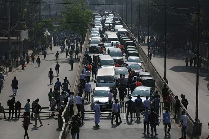 তেজগাঁওয়ের সাতরাস্তা মোড় অবরোধ, তীব্র যানজট, ভোগান্তি