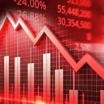 ভারতের শেয়ারবাজারে বড় ধস, ১০ লাখ কোটি রুপি ক্ষতি নতুন বাজেট ঘোষণার পর ভারতের শেয়ারবাজারে বড় পতন ঘটেছে। অর্থমন্ত্রী নির্মলা সীতারামন ফিউচার্স ও অপশন (এফ অ্যান্ড ও) ট্রেডে সিকিউরিটিজ ট্রানজ্যাকশন ট্যাক্স (এসটিটি) বাড়ানোর ঘোষণার পর বিনিয়োগকারীদের মধ্যে আতঙ্ক ছড়িয়ে পড়ে। এতে বাজার থেকে প্রায় ১০ লাখ কোটি রুপি কমেছে। রোববার (১ ফেব্রুয়ারি) দ্য ইকোনমিকস টাইমসের প্রতিবেদনে বলা হয়েছে, দিনের শেষে বিএসই সেনসেক্স ১,৫৪৬.৮৪ পয়েন্ট বা ১.৮৮ শতাংশ কমে ৮০,৭২২.৯৪ পয়েন্টে নেমেছে। অন্যদিকে এনএসই নিফটি ৫০ সূচক ৪৯৫.২০ পয়েন্ট বা ১.৯৬ শতাংশ হ্রাস পেয়ে ২৪,৮২৫.৪৫ পয়েন্টে লেনদেন শেষ করেছে। এটি গত কয়েক বছরের মধ্যে বাজেট দিনের সবচেয়ে বড় পতন হিসেবে ধরা হচ্ছে। বাজার মূলধনের ক্ষতি প্রায় ১০ লাখ কোটি রুপির কাছাকাছি নেমে গেছে। বিএসইতে তালিকাভুক্ত কোম্পানিগুলোর সম্মিলিত মূলধন ৯ লাখ ৭২ হাজার কোটি রুপি কমে ৪৫০.১৫ লাখ কোটি রুপিতে নেমেছে। অর্থমন্ত্রী ঘোষণা করেছেন, ফিউচার্সে এসটিটি শূন্য ০.০২ শতাংশ থেকে ০.০৫ শতাংশ এবং অপশন প্রিমিয়াম ও এক্সারসাইজে এসটিটি ০.১০ ও ০.১২৫ শতাংশ থেকে ০.১৫ শতাংশে বৃদ্ধি করা হবে। পদক্ষেপের লক্ষ্য এফ অ্যান্ড ও সেগমেন্টে অতিরিক্ত স্পেকুলেশন কমানো ও ছোট বিনিয়োগকারীদের সুরক্ষা নিশ্চিত করা। তবে এর ফলে ব্রোকারেজ, এক্সচেঞ্জ ও ট্রেডিং-সংশ্লিষ্ট স্টকগুলোতে তীব্র বিক্রি হয়। প্রতিবেদনে উল্লেখ করা হয়েছে, সেনসেক্সের ৩০টি স্টকের মধ্যে এসবিআই, আদানি পোর্টস, বিএইএল, আইটিসি, টাটা স্টিল, হিন্ডালকো, ওএনজিসি সহ অনেক স্টক ৪ থেকে ৬ শতাংশ কমেছে। ব্রোকারেজ ফার্ম যেমন অ্যাঞ্জেল ওয়ান, বিএসই, গ্রো-এর শেয়ার ৮ থেকে ১৩ শতাংশ পর্যন্ত পতন হয়েছে। ভারতের প্রধানমন্ত্রী নরেন্দ্র মোদি এই বাজেটকে ঐতিহাসিক আখ্যায়িত করেছেন। তিনি বলেছেন, বাজেট ভারতের সংস্কারের পথে নতুন গতি যোগ করেছে, যুবসমাজের জন্য নতুন সুযোগ সৃষ্টি করেছে এবং রাজস্ব ঘাটতি, মুদ্রাস্ফীতি, উৎপাদন, শিক্ষা ও দক্ষতা উন্নয়নের ওপর জোর দিয়েছে। এটি বিকশিত ভারতের জন্য শক্তিশালী ভিত্তি রচনা করবে।