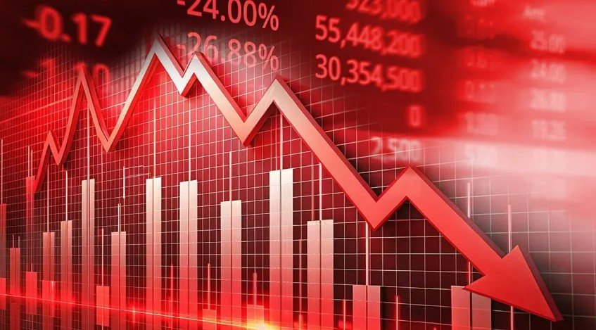 ভারতের শেয়ারবাজারে বড় ধস, ১০ লাখ কোটি রুপি ক্ষতি নতুন বাজেট ঘোষণার পর ভারতের শেয়ারবাজারে বড় পতন ঘটেছে। অর্থমন্ত্রী নির্মলা সীতারামন ফিউচার্স ও অপশন (এফ অ্যান্ড ও) ট্রেডে সিকিউরিটিজ ট্রানজ্যাকশন ট্যাক্স (এসটিটি) বাড়ানোর ঘোষণার পর বিনিয়োগকারীদের মধ্যে আতঙ্ক ছড়িয়ে পড়ে। এতে বাজার থেকে প্রায় ১০ লাখ কোটি রুপি কমেছে। রোববার (১ ফেব্রুয়ারি) দ্য ইকোনমিকস টাইমসের প্রতিবেদনে বলা হয়েছে, দিনের শেষে বিএসই সেনসেক্স ১,৫৪৬.৮৪ পয়েন্ট বা ১.৮৮ শতাংশ কমে ৮০,৭২২.৯৪ পয়েন্টে নেমেছে। অন্যদিকে এনএসই নিফটি ৫০ সূচক ৪৯৫.২০ পয়েন্ট বা ১.৯৬ শতাংশ হ্রাস পেয়ে ২৪,৮২৫.৪৫ পয়েন্টে লেনদেন শেষ করেছে। এটি গত কয়েক বছরের মধ্যে বাজেট দিনের সবচেয়ে বড় পতন হিসেবে ধরা হচ্ছে। বাজার মূলধনের ক্ষতি প্রায় ১০ লাখ কোটি রুপির কাছাকাছি নেমে গেছে। বিএসইতে তালিকাভুক্ত কোম্পানিগুলোর সম্মিলিত মূলধন ৯ লাখ ৭২ হাজার কোটি রুপি কমে ৪৫০.১৫ লাখ কোটি রুপিতে নেমেছে। অর্থমন্ত্রী ঘোষণা করেছেন, ফিউচার্সে এসটিটি শূন্য ০.০২ শতাংশ থেকে ০.০৫ শতাংশ এবং অপশন প্রিমিয়াম ও এক্সারসাইজে এসটিটি ০.১০ ও ০.১২৫ শতাংশ থেকে ০.১৫ শতাংশে বৃদ্ধি করা হবে। পদক্ষেপের লক্ষ্য এফ অ্যান্ড ও সেগমেন্টে অতিরিক্ত স্পেকুলেশন কমানো ও ছোট বিনিয়োগকারীদের সুরক্ষা নিশ্চিত করা। তবে এর ফলে ব্রোকারেজ, এক্সচেঞ্জ ও ট্রেডিং-সংশ্লিষ্ট স্টকগুলোতে তীব্র বিক্রি হয়। প্রতিবেদনে উল্লেখ করা হয়েছে, সেনসেক্সের ৩০টি স্টকের মধ্যে এসবিআই, আদানি পোর্টস, বিএইএল, আইটিসি, টাটা স্টিল, হিন্ডালকো, ওএনজিসি সহ অনেক স্টক ৪ থেকে ৬ শতাংশ কমেছে। ব্রোকারেজ ফার্ম যেমন অ্যাঞ্জেল ওয়ান, বিএসই, গ্রো-এর শেয়ার ৮ থেকে ১৩ শতাংশ পর্যন্ত পতন হয়েছে। ভারতের প্রধানমন্ত্রী নরেন্দ্র মোদি এই বাজেটকে ঐতিহাসিক আখ্যায়িত করেছেন। তিনি বলেছেন, বাজেট ভারতের সংস্কারের পথে নতুন গতি যোগ করেছে, যুবসমাজের জন্য নতুন সুযোগ সৃষ্টি করেছে এবং রাজস্ব ঘাটতি, মুদ্রাস্ফীতি, উৎপাদন, শিক্ষা ও দক্ষতা উন্নয়নের ওপর জোর দিয়েছে। এটি বিকশিত ভারতের জন্য শক্তিশালী ভিত্তি রচনা করবে।