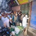 সাতসকালে ঝাড়ু হাতে রাস্তা পরিষ্কারে জামায়াত আমির