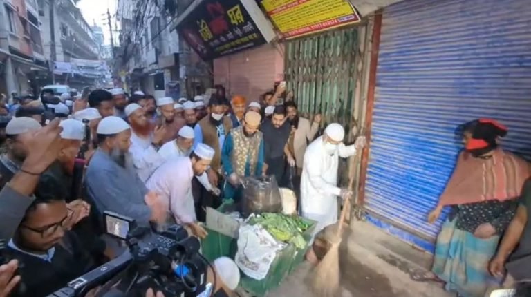 সাতসকালে ঝাড়ু হাতে রাস্তা পরিষ্কারে জামায়াত আমির
