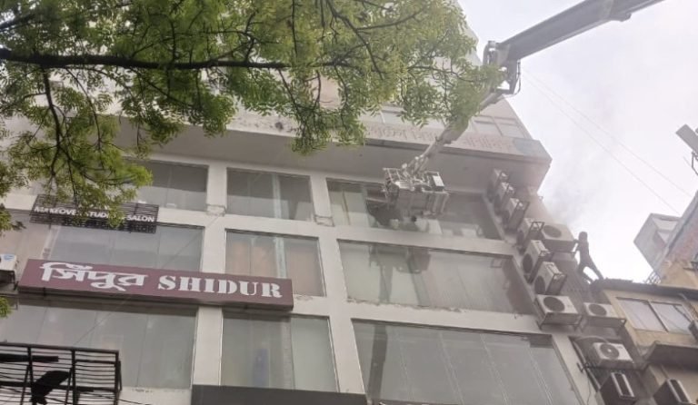 মিরপুরে বাণিজ্যিক ভবনে আগুন, হাসপাতালে দুজনের মৃত্যু
