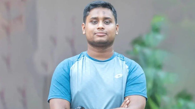 কাকে ‘লাল কার্ড’ দেখালেন হাসনাত?