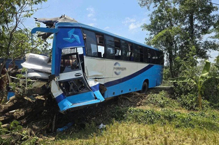 লোহাগাড়ায় দুই বাসের সংঘর্ষে নিহত ৪, আহত অন্তত ১৫