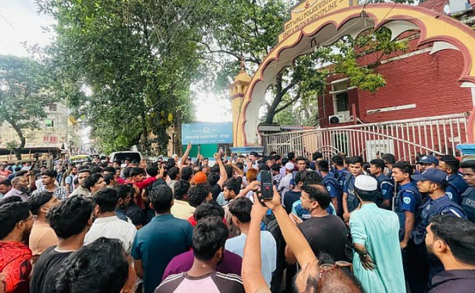 কুমিল্লায় বিএনপি নেতা আটক, থানা ঘেরাও,বাস টার্মিনালে অচলাবস্থা